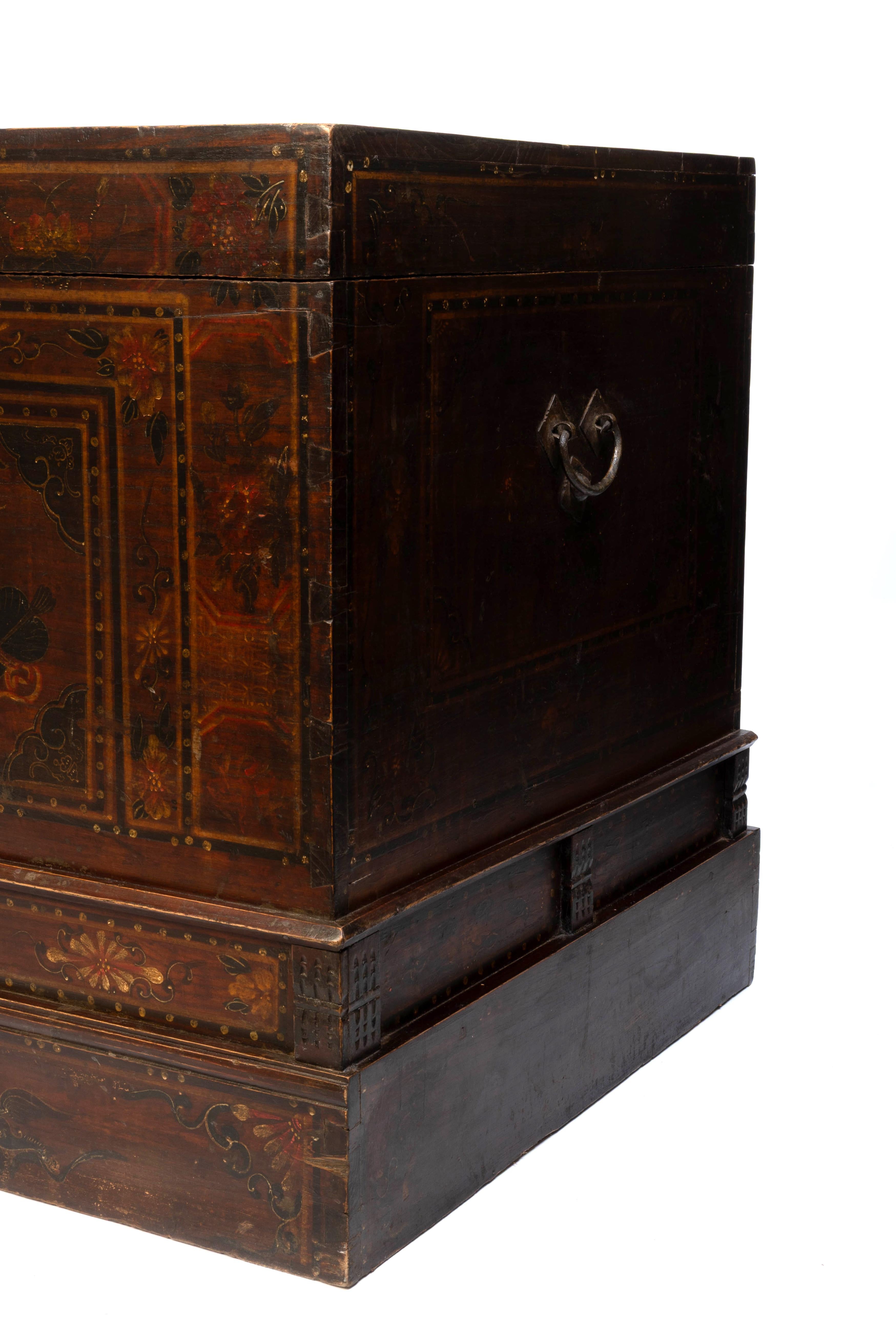 Large Antique Chinese hand-Painted And Lacquered Elm Trunk Blanket Chest For Sale 2