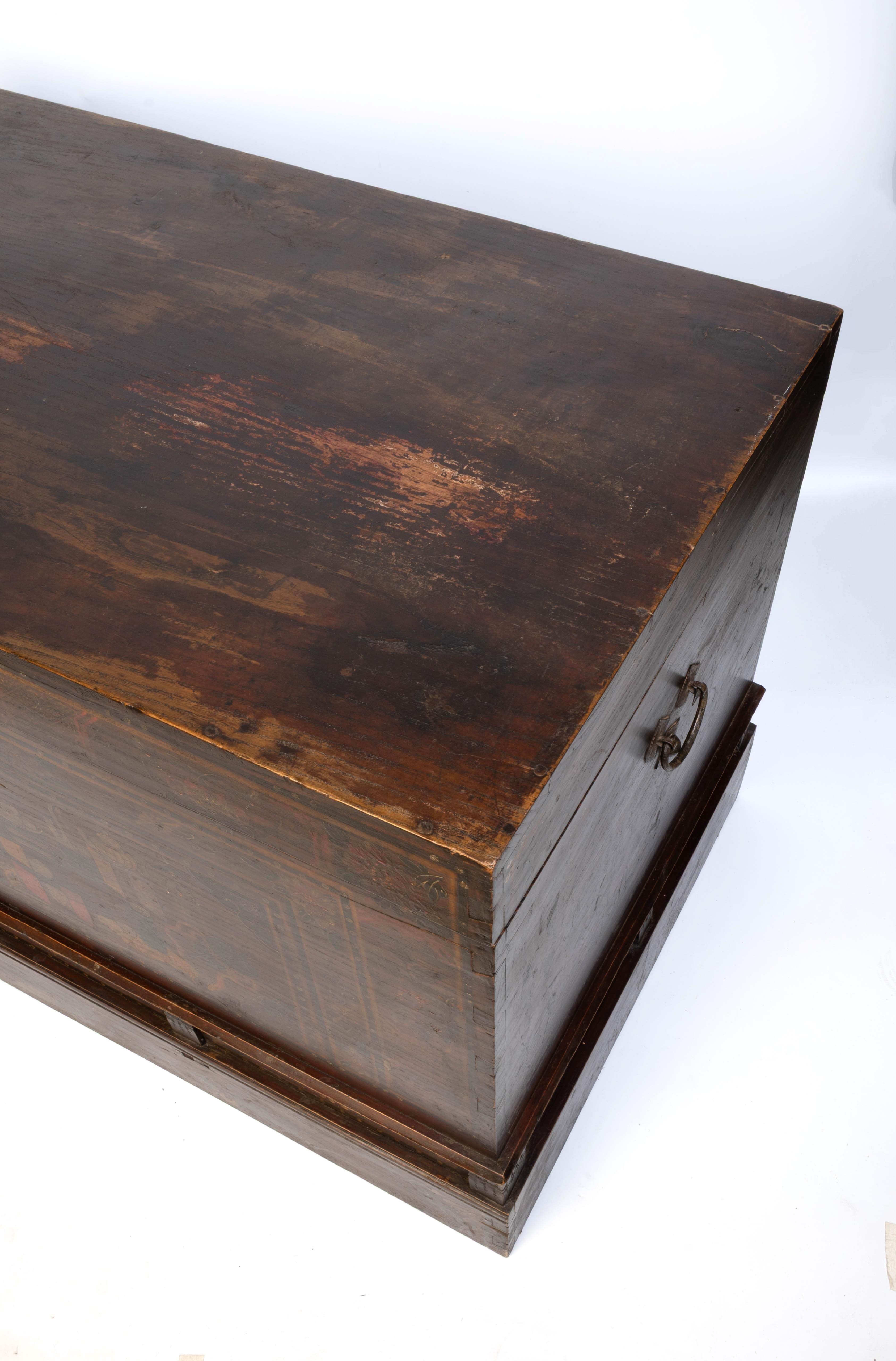 Large Antique Chinese hand-Painted And Lacquered Elm Trunk Blanket Chest For Sale 3