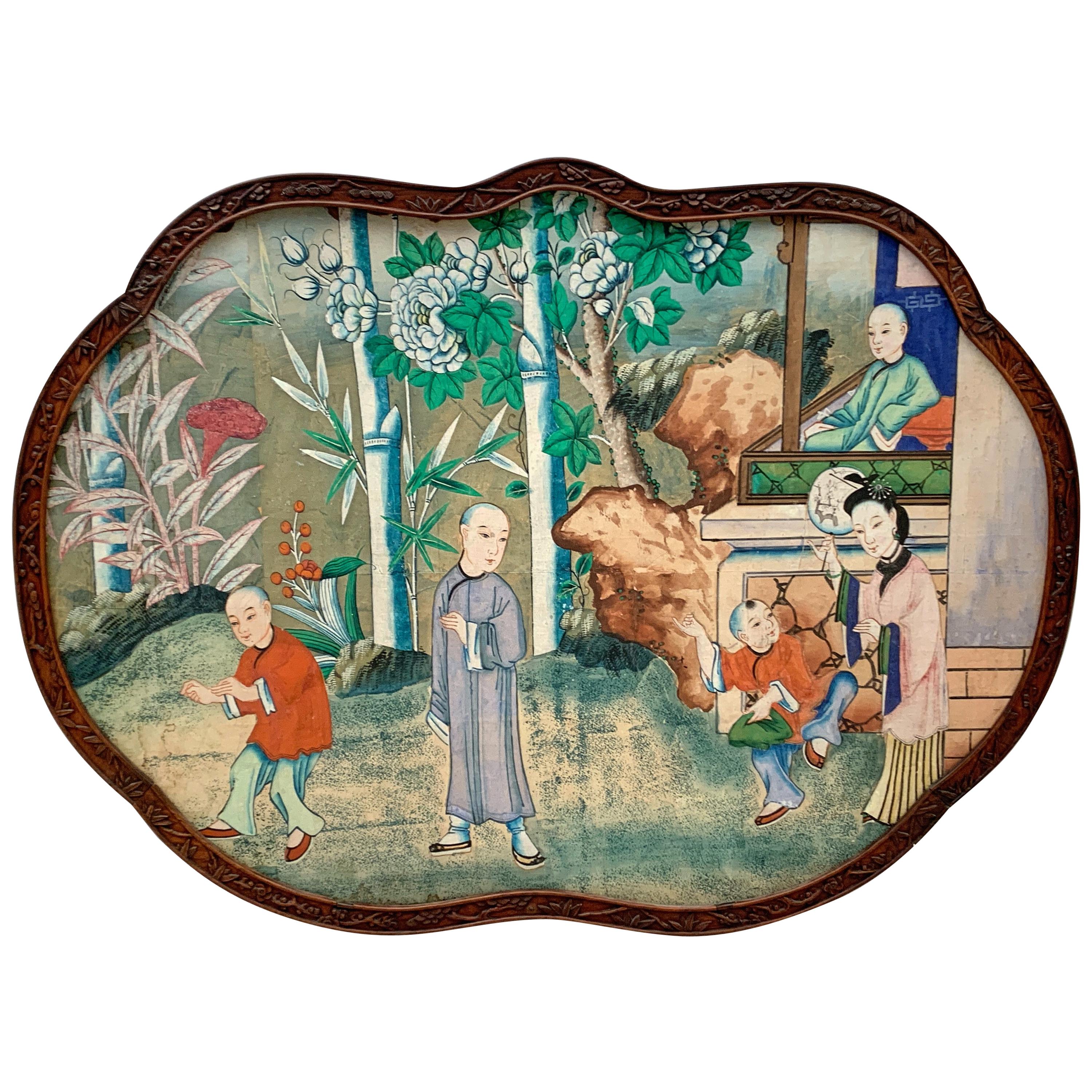 Grande section de papier peint chinois ancien peint à la main dans un cadre en bois de feuillus sculpté