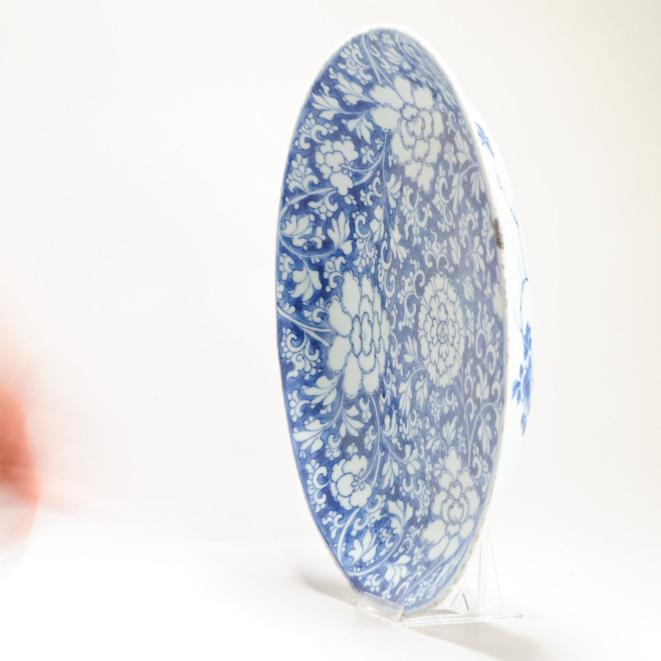 Qing Grande assiette à plat chinoise ancienne en porcelaine de la période Kangxi, vers 1690 en vente