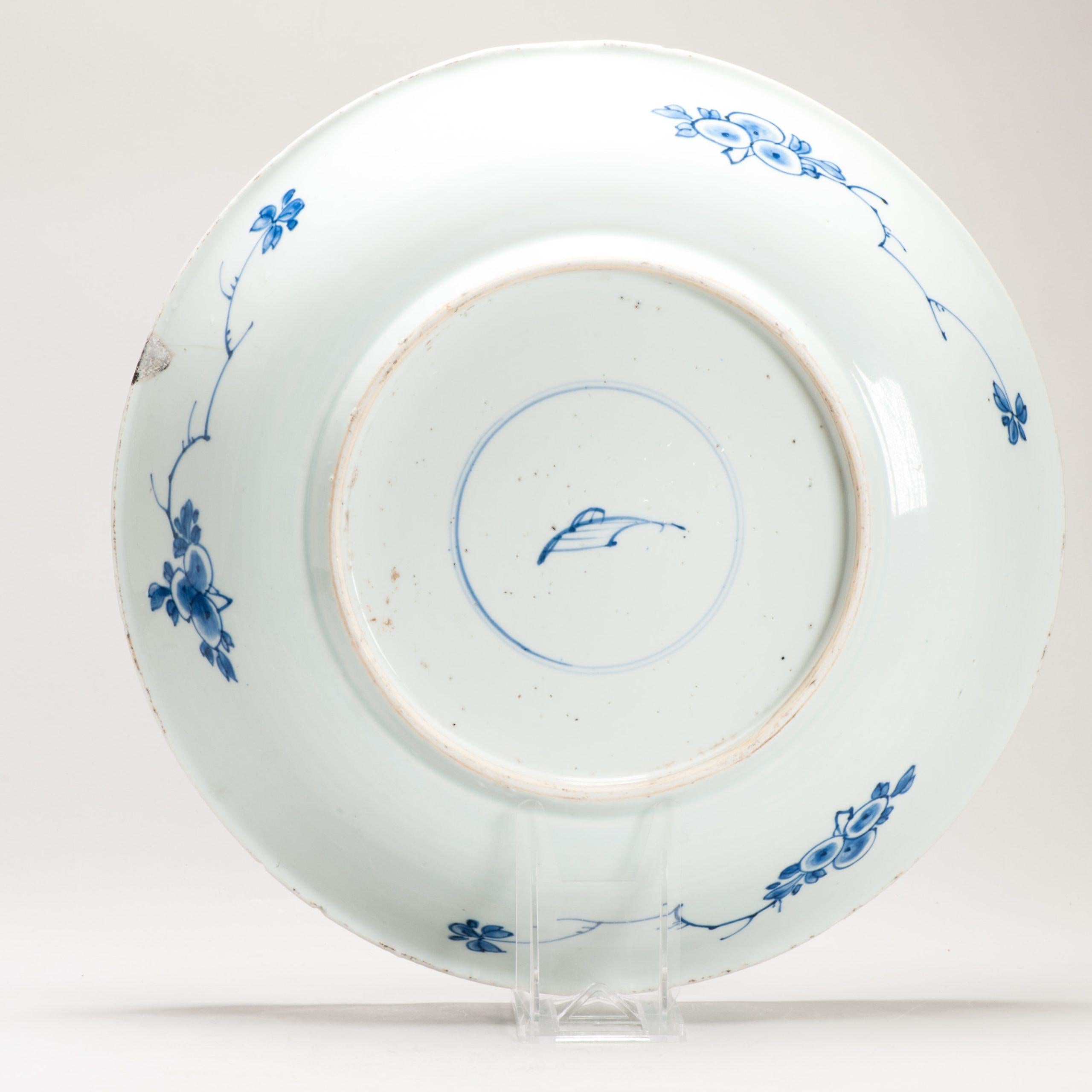 Chinois Grande assiette à plat chinoise ancienne en porcelaine de la période Kangxi, vers 1690 en vente