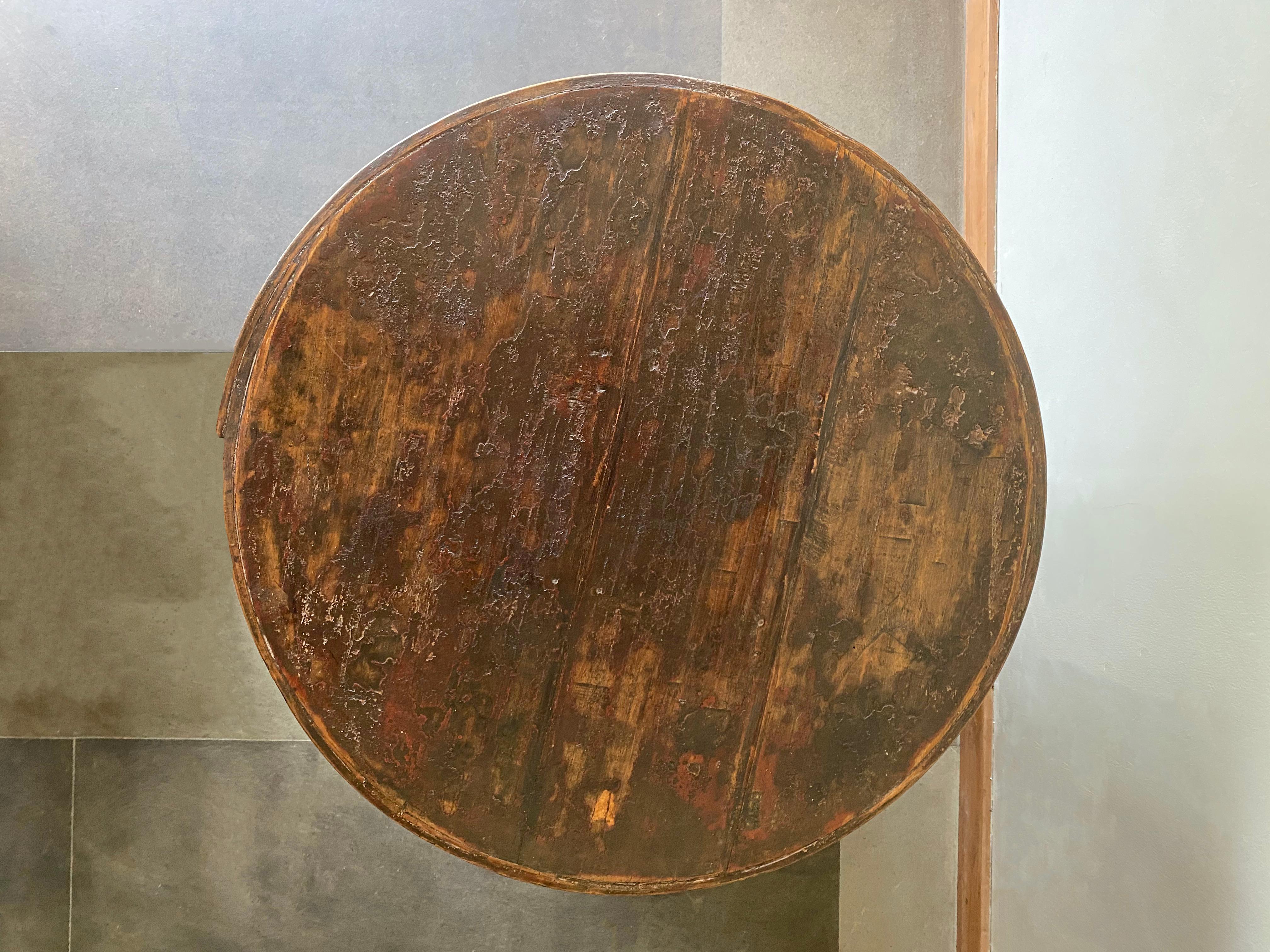 Antique Chinese Round Table, Lacquer Multilayered Bao Container  In Good Condition For Sale In Jimbaran, Bali