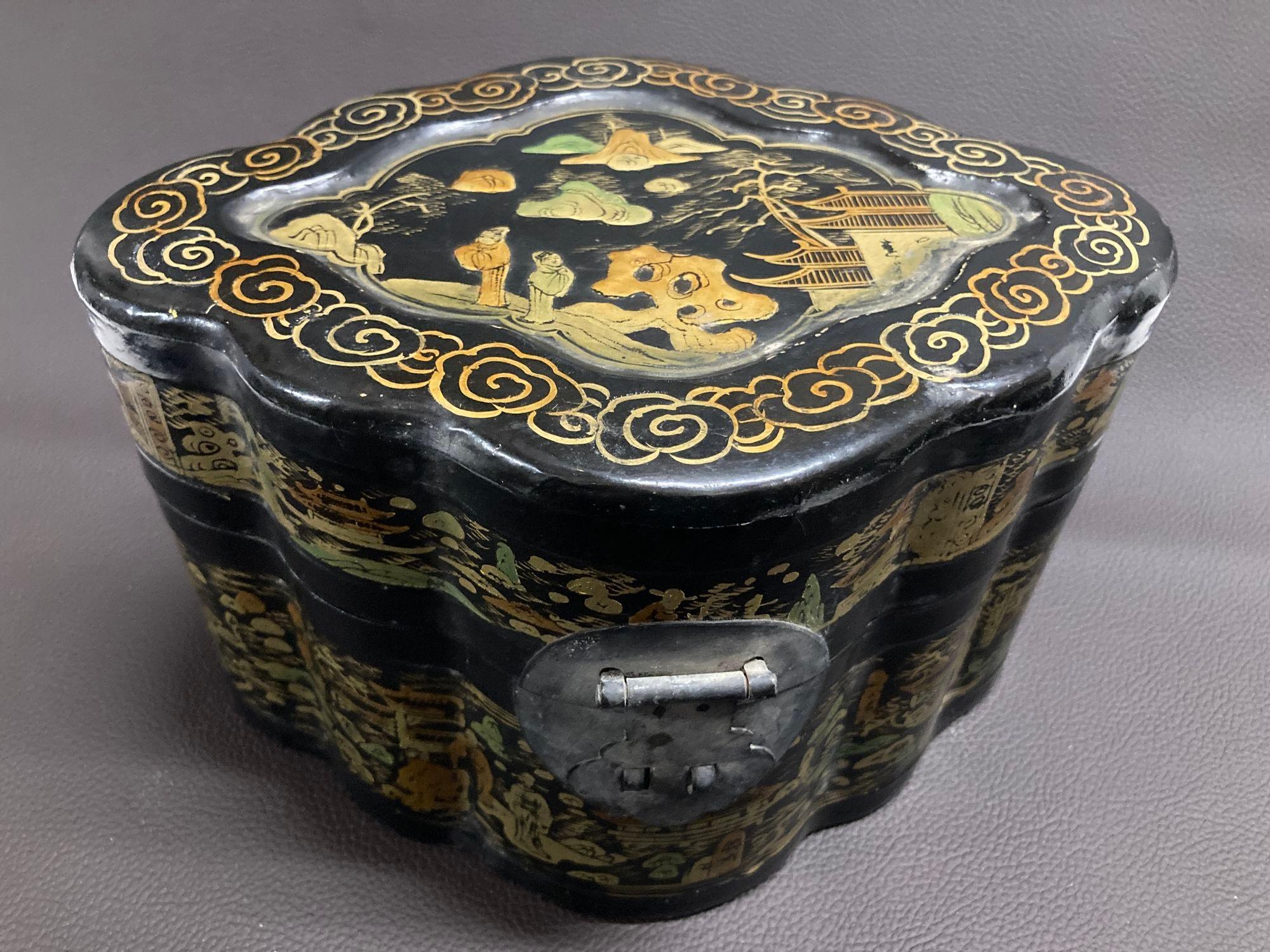 Ancienne boîte à couvercle laquée noire et peinte à l'or fin en Chine, années 1940.
Grande boîte à thé asiatique en laque noire chinoise avec de nombreuses figures et des détails dorés.
Boîte chinoise en laque noire et peinture dorée, destinée à