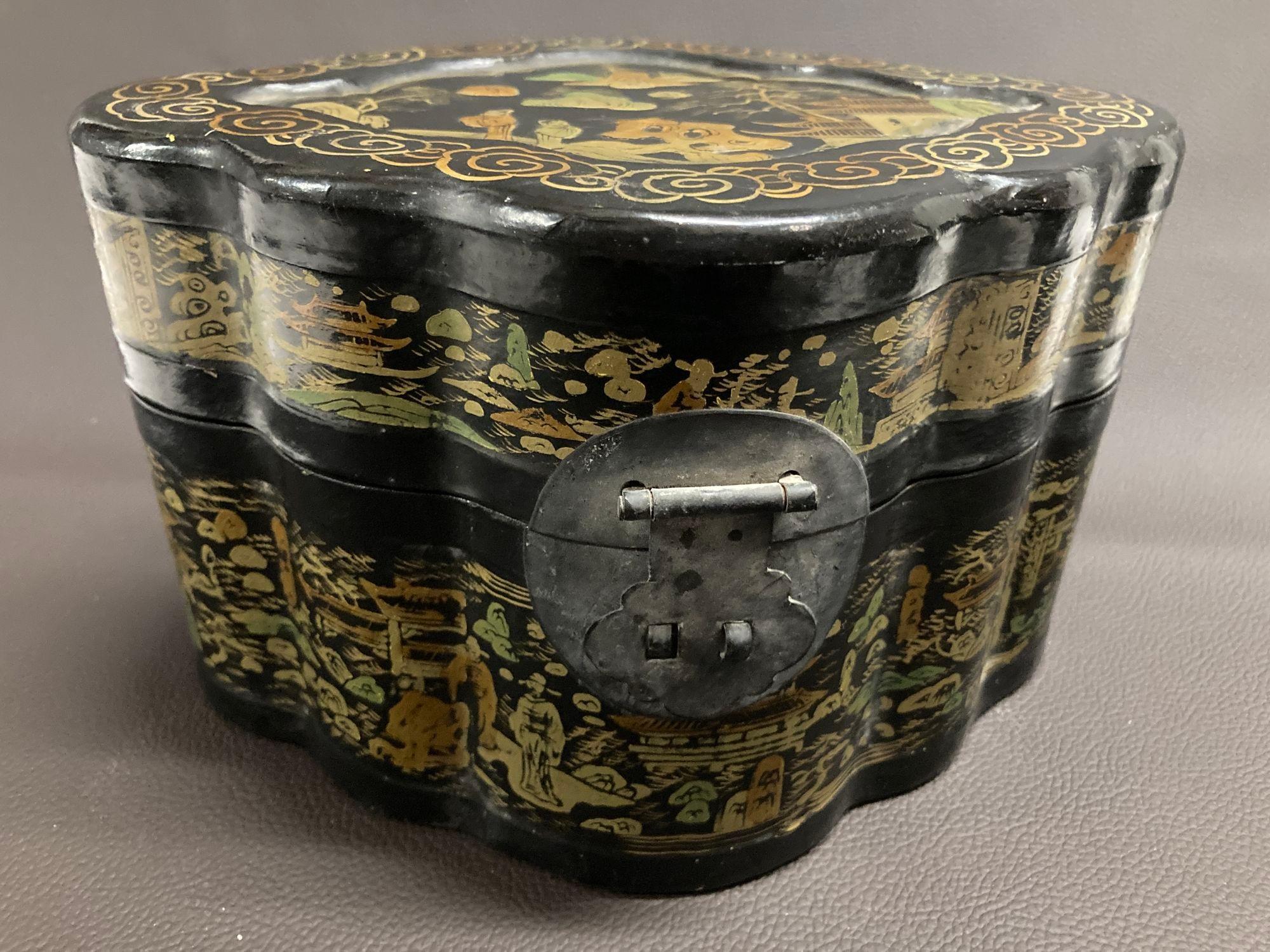 Exportation chinoise Grande boîte octogonale chinoise ancienne laquée noire, peinte et dorée, années 1940 en vente