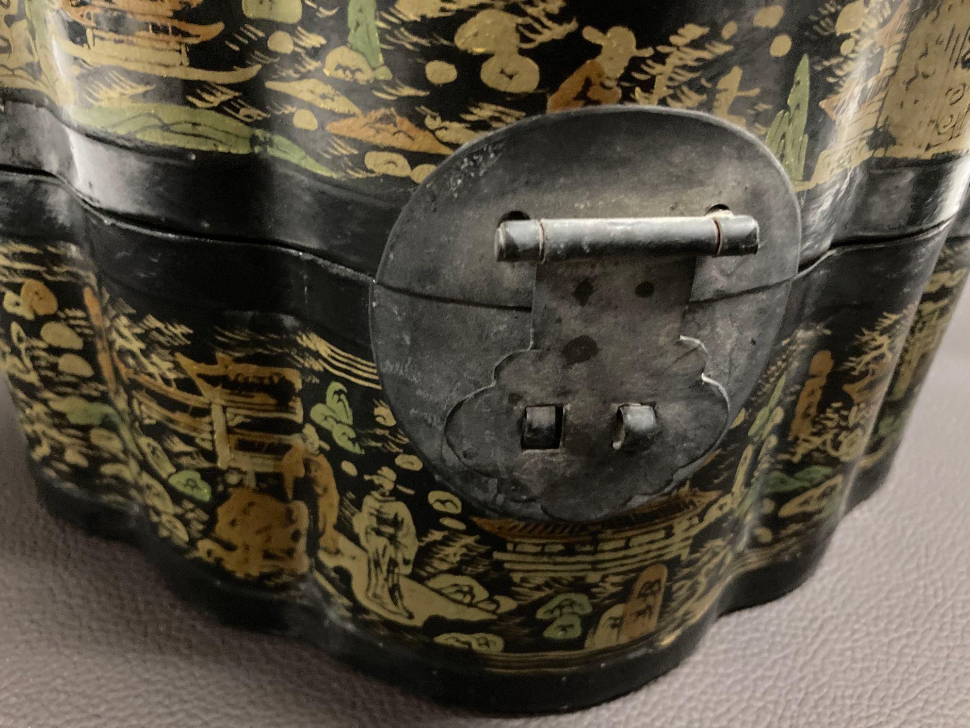 Chinois Grande boîte octogonale chinoise ancienne laquée noire, peinte et dorée, années 1940 en vente