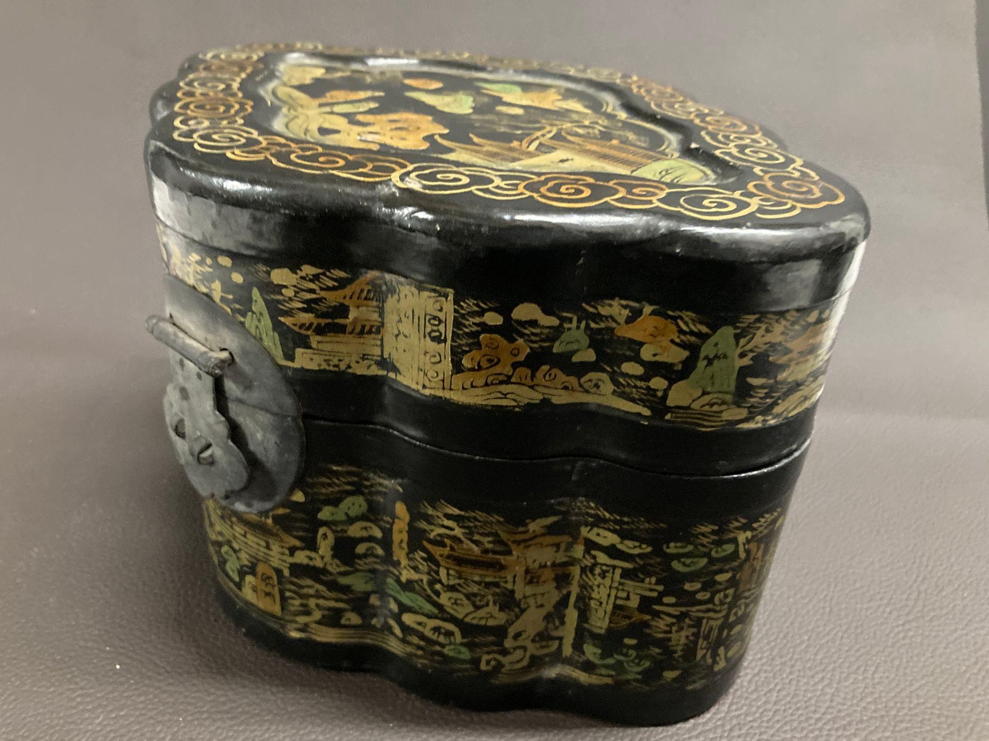 Fait main Grande boîte octogonale chinoise ancienne laquée noire, peinte et dorée, années 1940 en vente