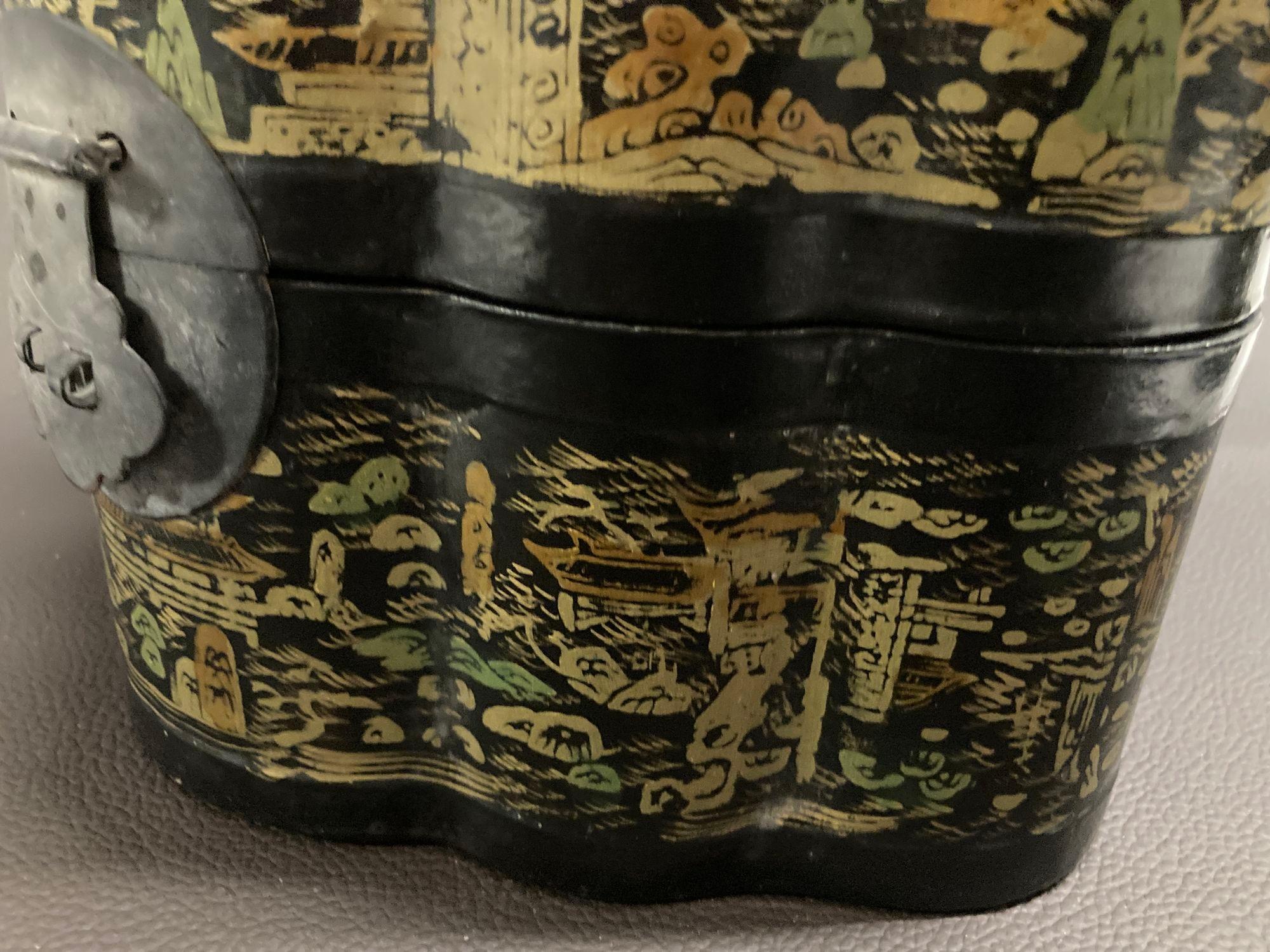 Grande boîte octogonale chinoise ancienne laquée noire, peinte et dorée, années 1940 Bon état - En vente à North Hollywood, CA