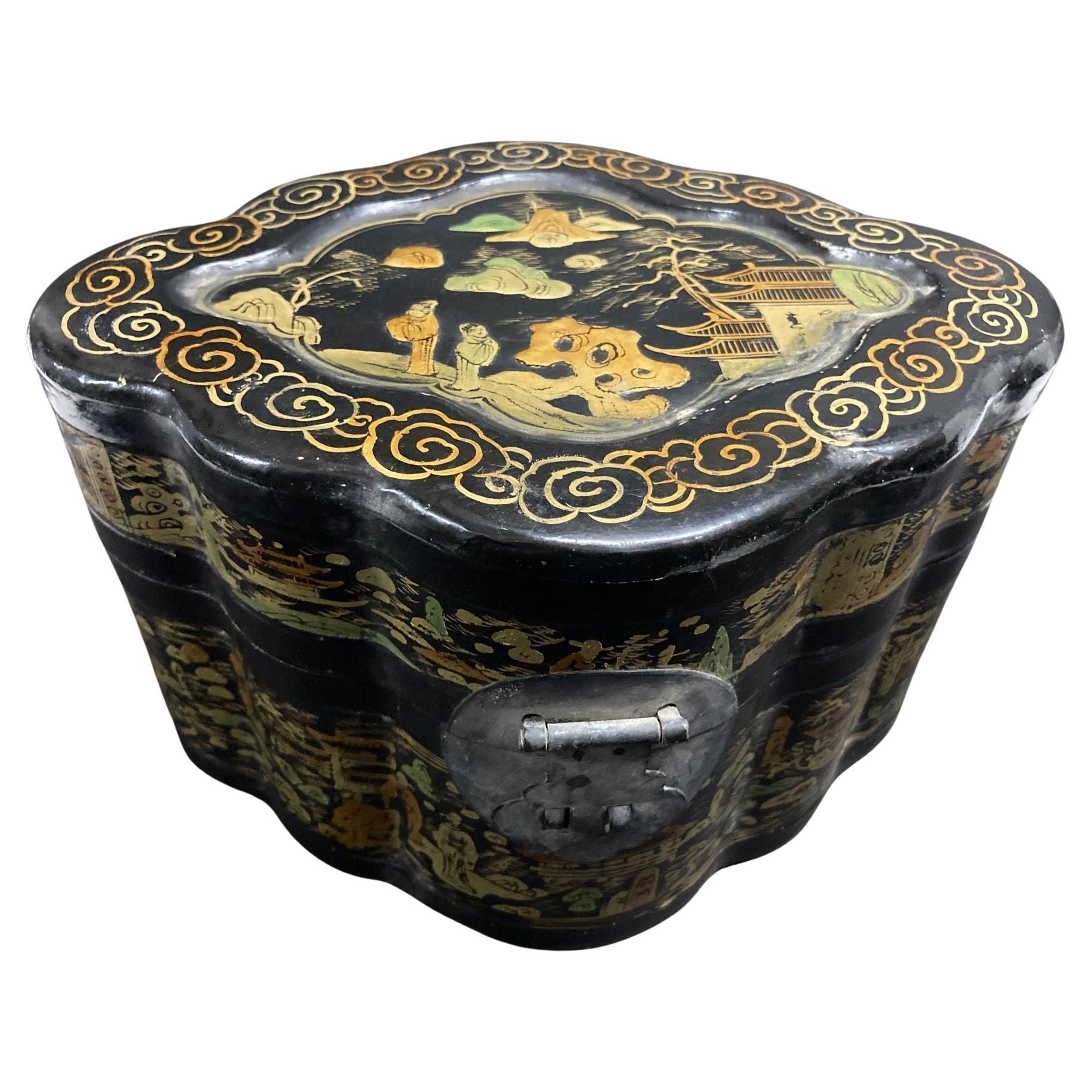 Gran caja octogonal china antigua lacada en negro y pintada en dorado años 40