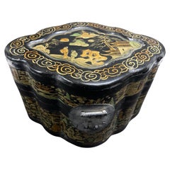 Gran caja octogonal china antigua lacada en negro y pintada en dorado años 40