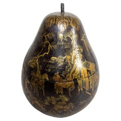 Grande boîte chinoise ancienne en forme de poire laquée noire, peinte et dorée, années 1950