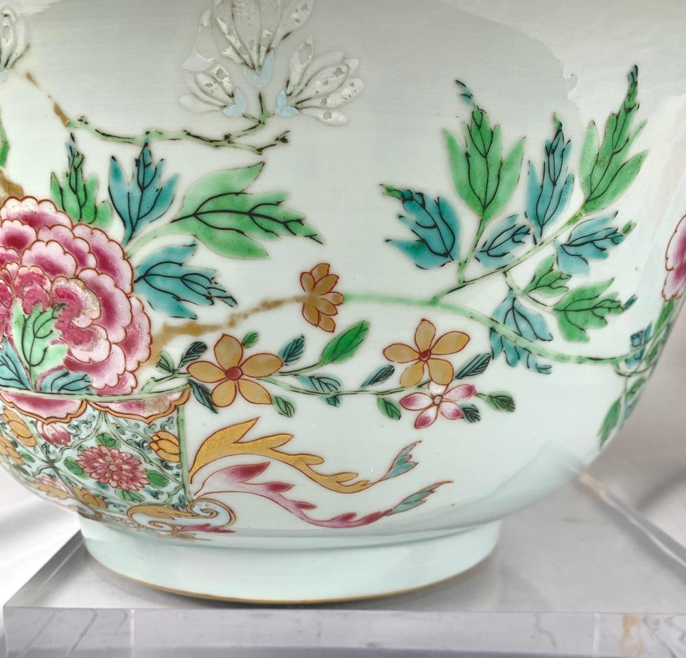 Große antike chinesische Export-Porzellanschale Famille Rose, handbemalt, um 1770 (Chinesischer Export) im Angebot