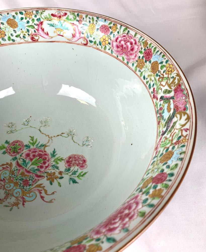 Große antike chinesische Export-Porzellanschale Famille Rose, handbemalt, um 1770 (Chinesisch) im Angebot