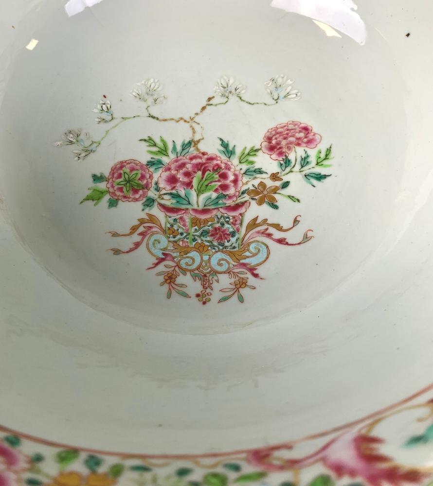 Große antike chinesische Export-Porzellanschale Famille Rose, handbemalt, um 1770 (Handbemalt) im Angebot
