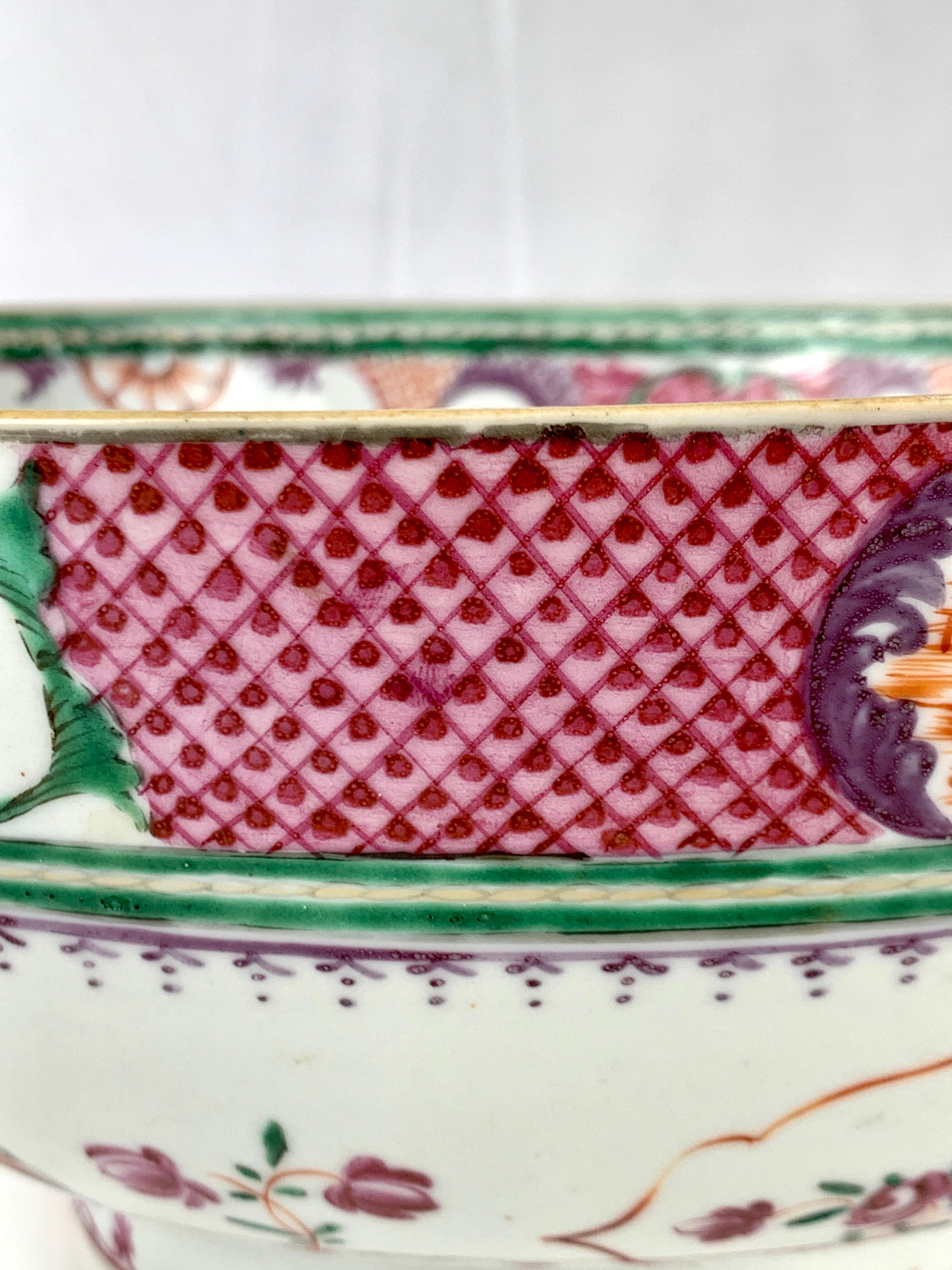 Grand bol ancien en porcelaine chinoise Famille Rose Fabriqué vers 1860 en vente 1
