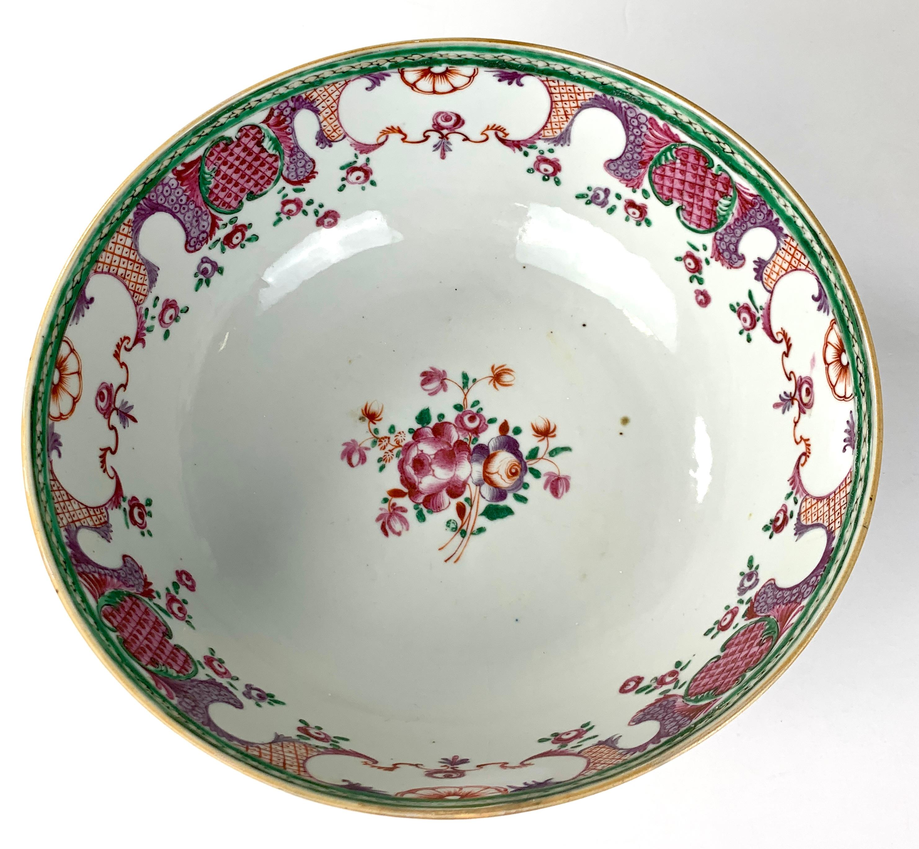 Große antike chinesische Porzellanschale Famille Rose aus der Zeit um 1860 (Chinesisch) im Angebot