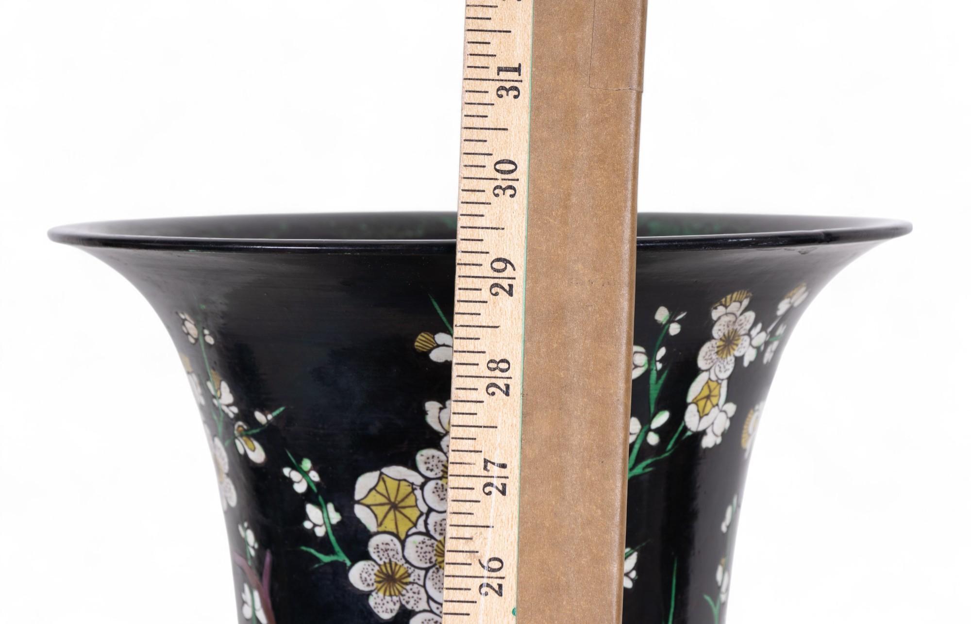 Un impressionante vaso da pavimento 'famille-noire 'magpie and prunus', 
in ottime condizioni 
probabilmente del XIX secolo o precedente 

nota : reca la vecchia Label di  Vendita del collezionista francese Conte de Semalle e menzione manoscritta