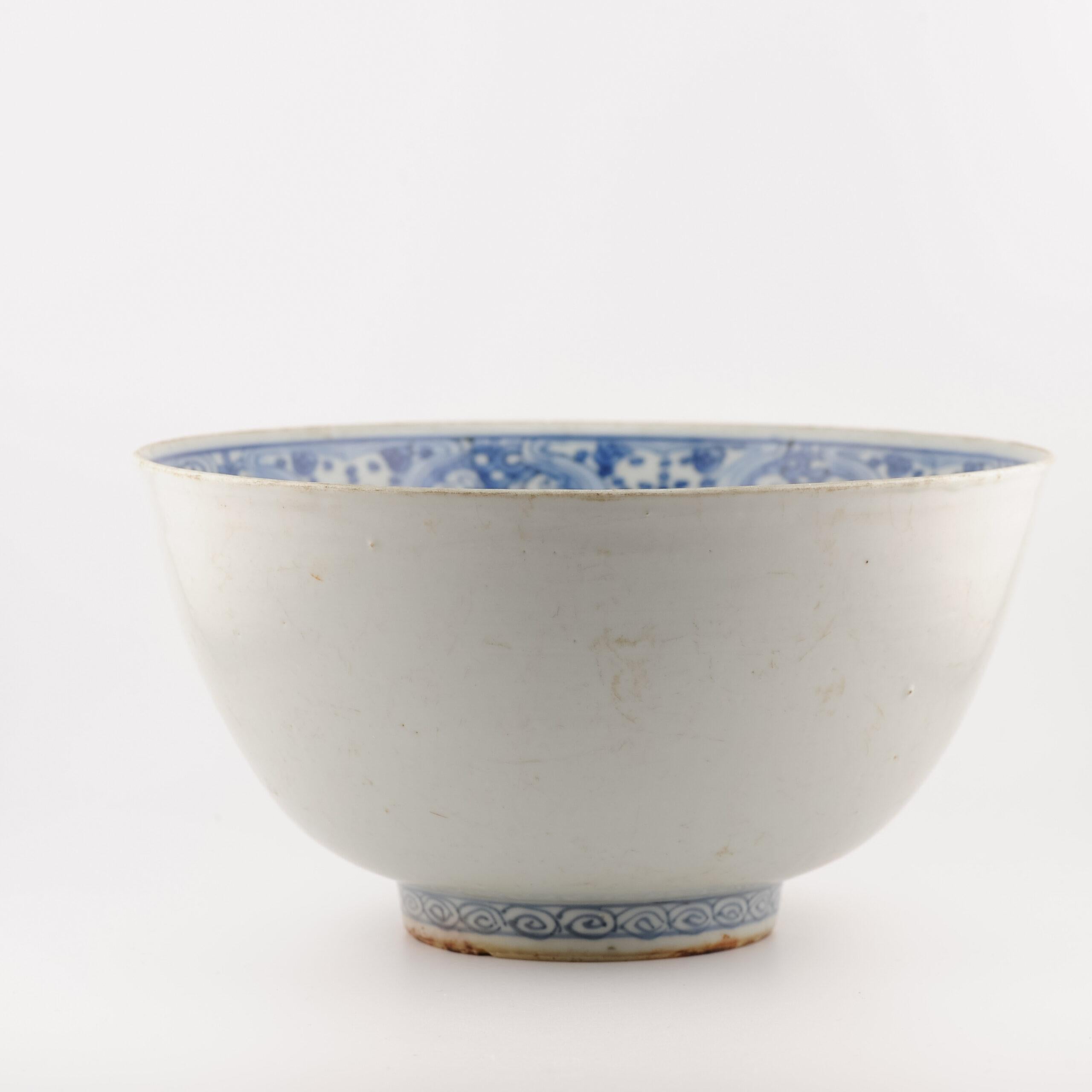 Lovely decorated piece. A rare type
China Jingdezhen kilns
Ming Dynastie, Jiajing reign (1522-1566)

Provenance:

- Private collection Netherlands

Condition
Condition: Very good, some ware to rim and dirt to base. Size 21.3 x 11 cm
Period
16th