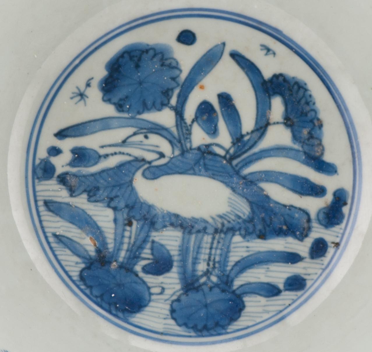 Large Antique Chinese Porcelain Jiajing - Wanli period 1560-1580 Bowl with Crane In Good Condition In Amsterdam, Noord Holland