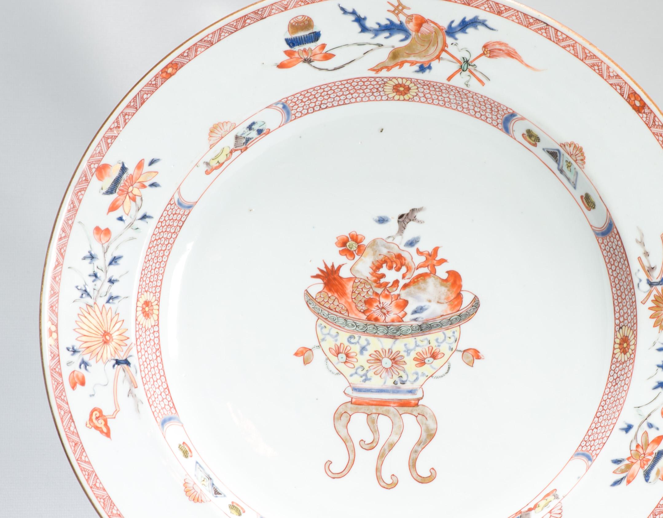 Une belle assiette de la période Kangxi/Yongzheng datant d'environ 1720-1730. Il s'agit d'une pièce de la famille Everything. Fin Kangxi début Yongzheng. À partir de la période où le producteur de Jingdezhen pouvait tout faire. Combinaison de tous