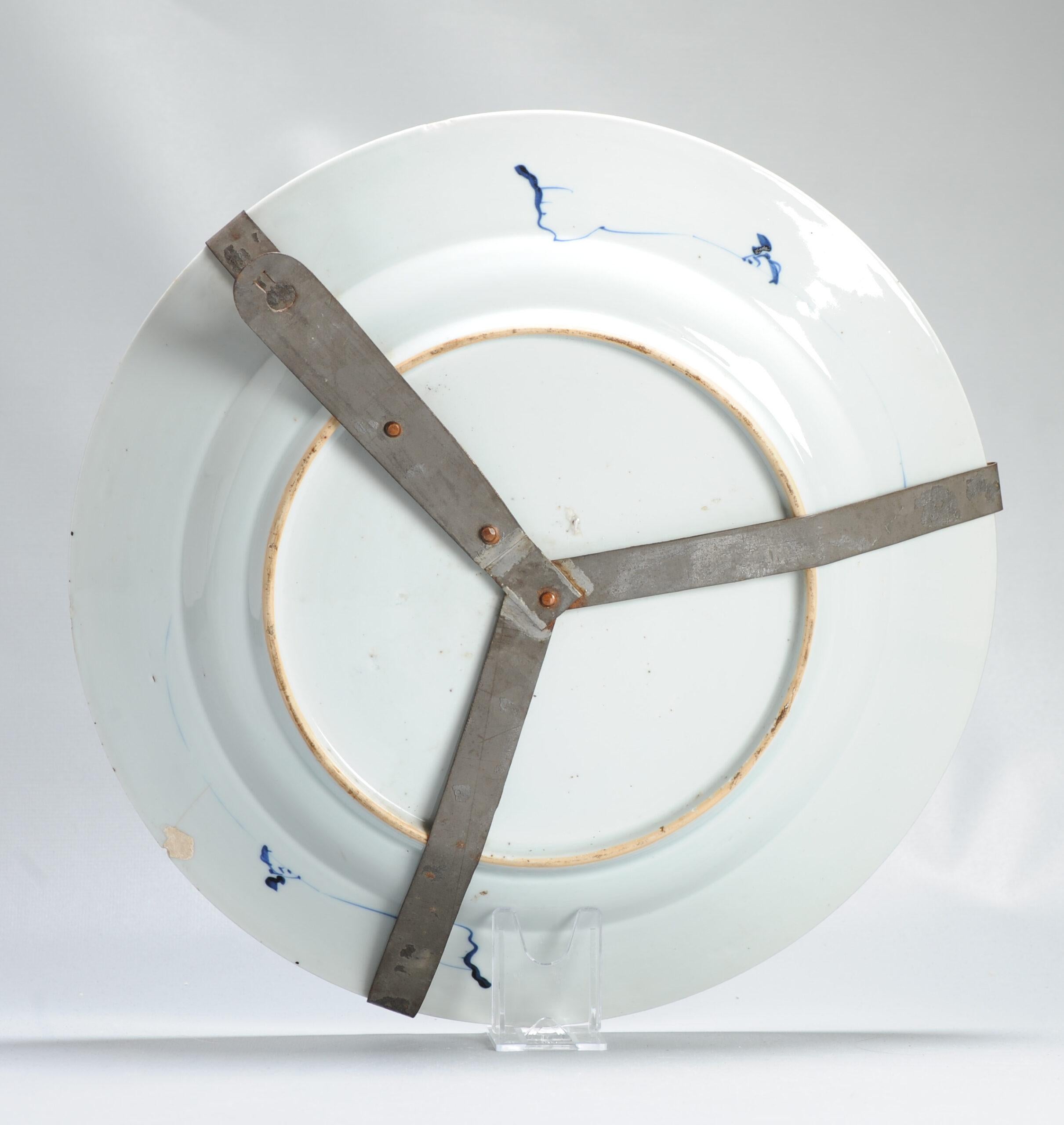 Fino al XVIII secolo Grande piatto antico in porcellana cinese del periodo Kangxi/Yongzheng Imari Porcelain in vendita