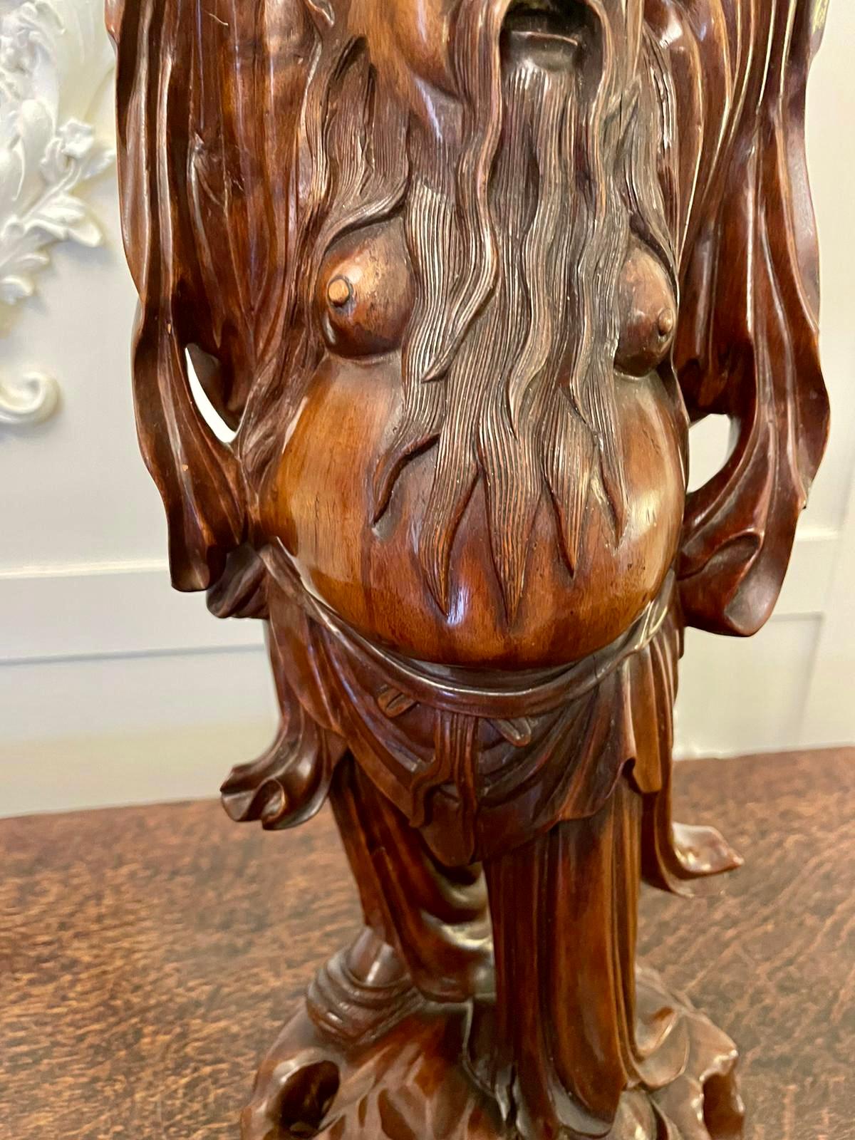 Legno massiccio Grande figura antica in legno duro intagliato di qualità cinese in vendita