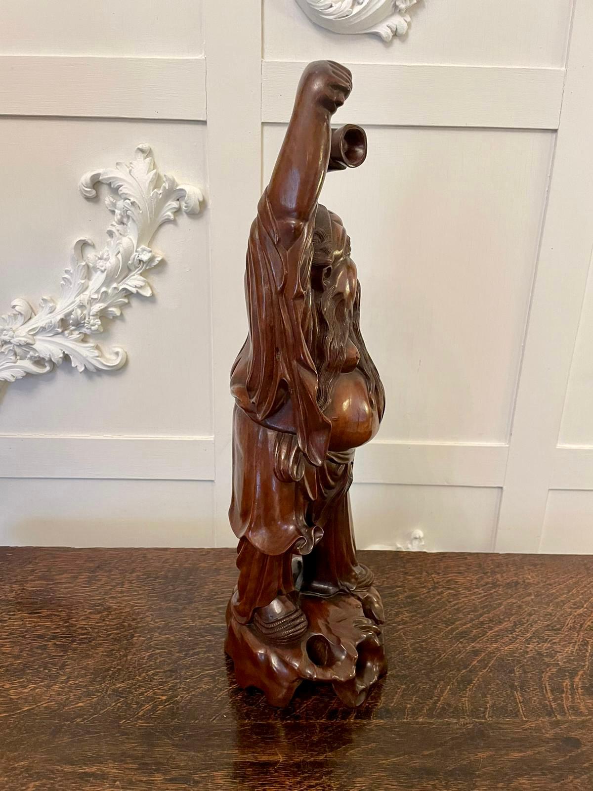 Grande figura antica in legno duro intagliato di qualità cinese in vendita 1