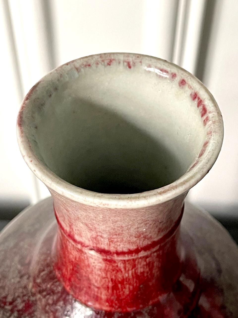 Große antike chinesische Sang-de-Boeuf LangYao Rote Vase im Zustand „Gut“ im Angebot in Atlanta, GA