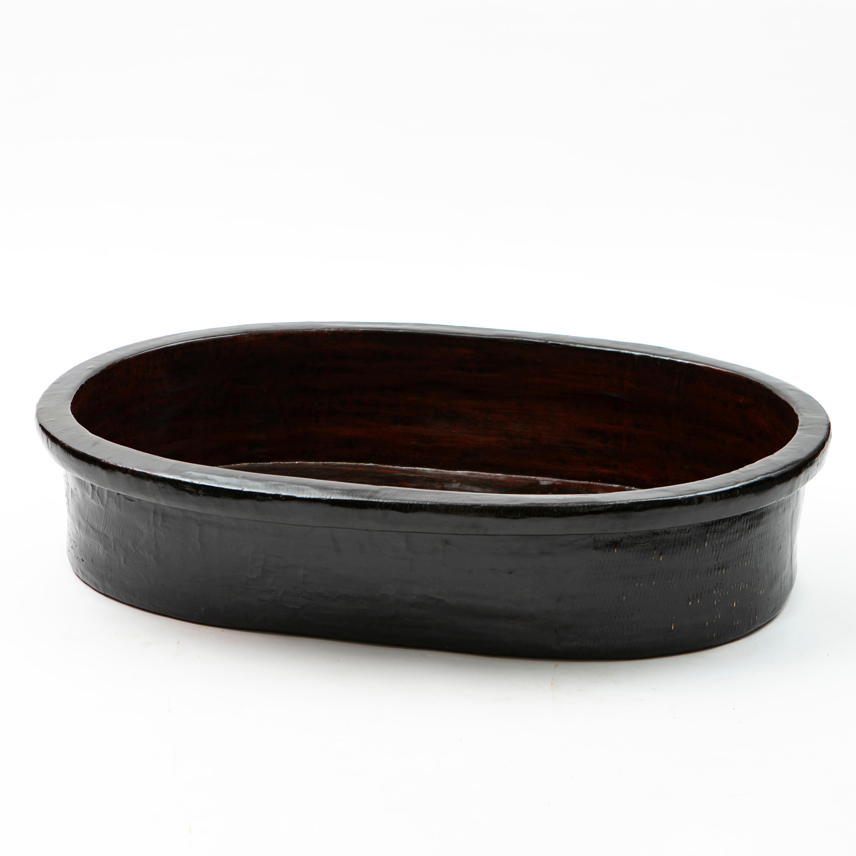 Large Qing dynasty oval wooden trough or tub with original thick black and red lacquer.
China, early 19th century.

Due to the tub's large size, it has many storage options, for example as a stylish dog basket.