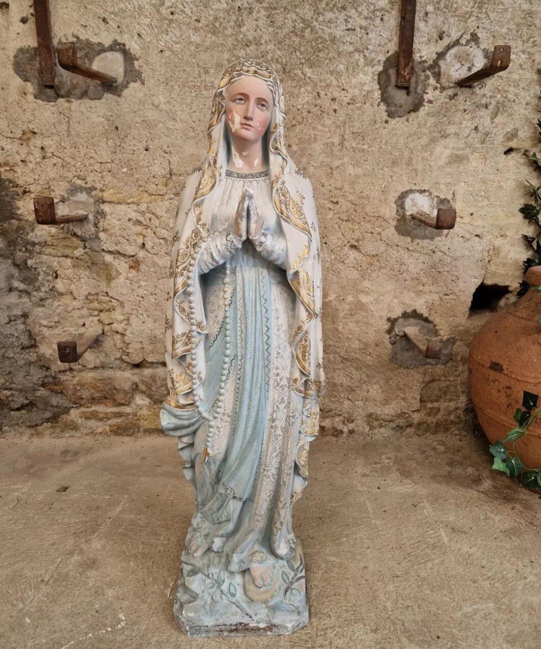 Cette magnifique sculpture est un véritable chef-d'œuvre du XIXe siècle, représentant Marie de Lourdes dans toute sa gloire. Fabriqué avec précision et soin, il est indispensable à tout collectionneur ou amateur d'art. La sculpture est une véritable