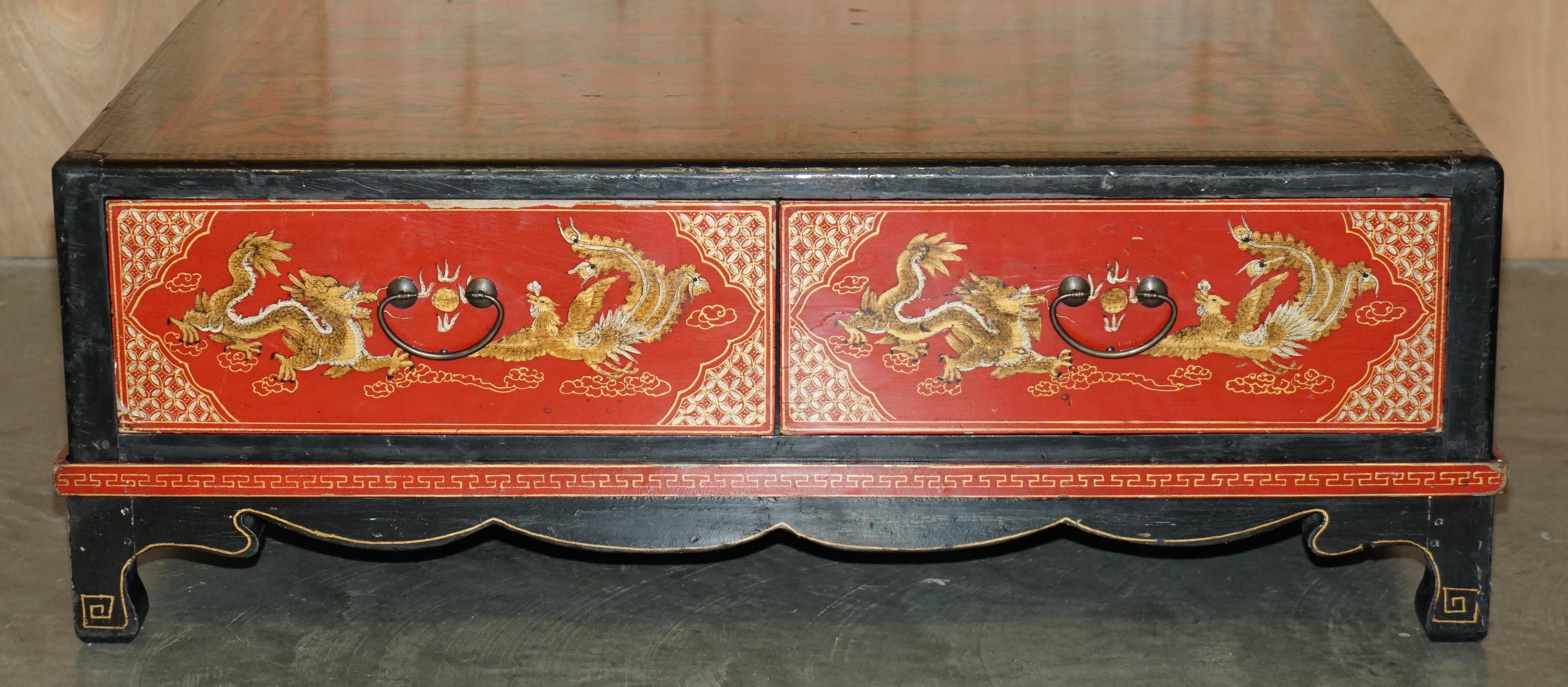 GROSSE ANTIQUE CIRCA 1920 CHINESISCHE DRACHE CHINOISERIE EXPORT COFFEE TABLE DRAWERS im Angebot 6