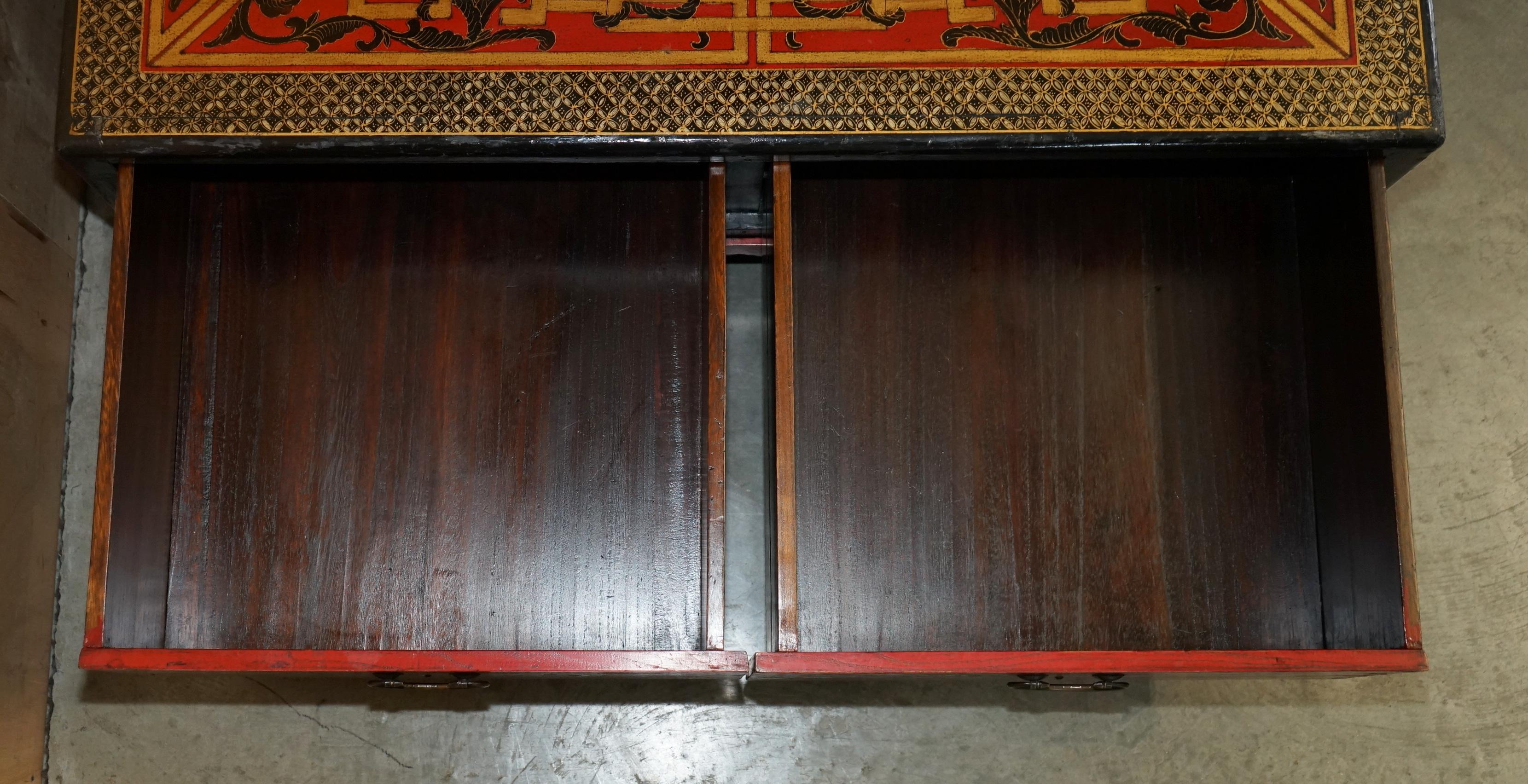LARGE ANTIQUE CIRCA 1920 CHiNESE DRAGON CHINOISERIE EXPORT COFFEE TABLE DRAWERS For Sale 11