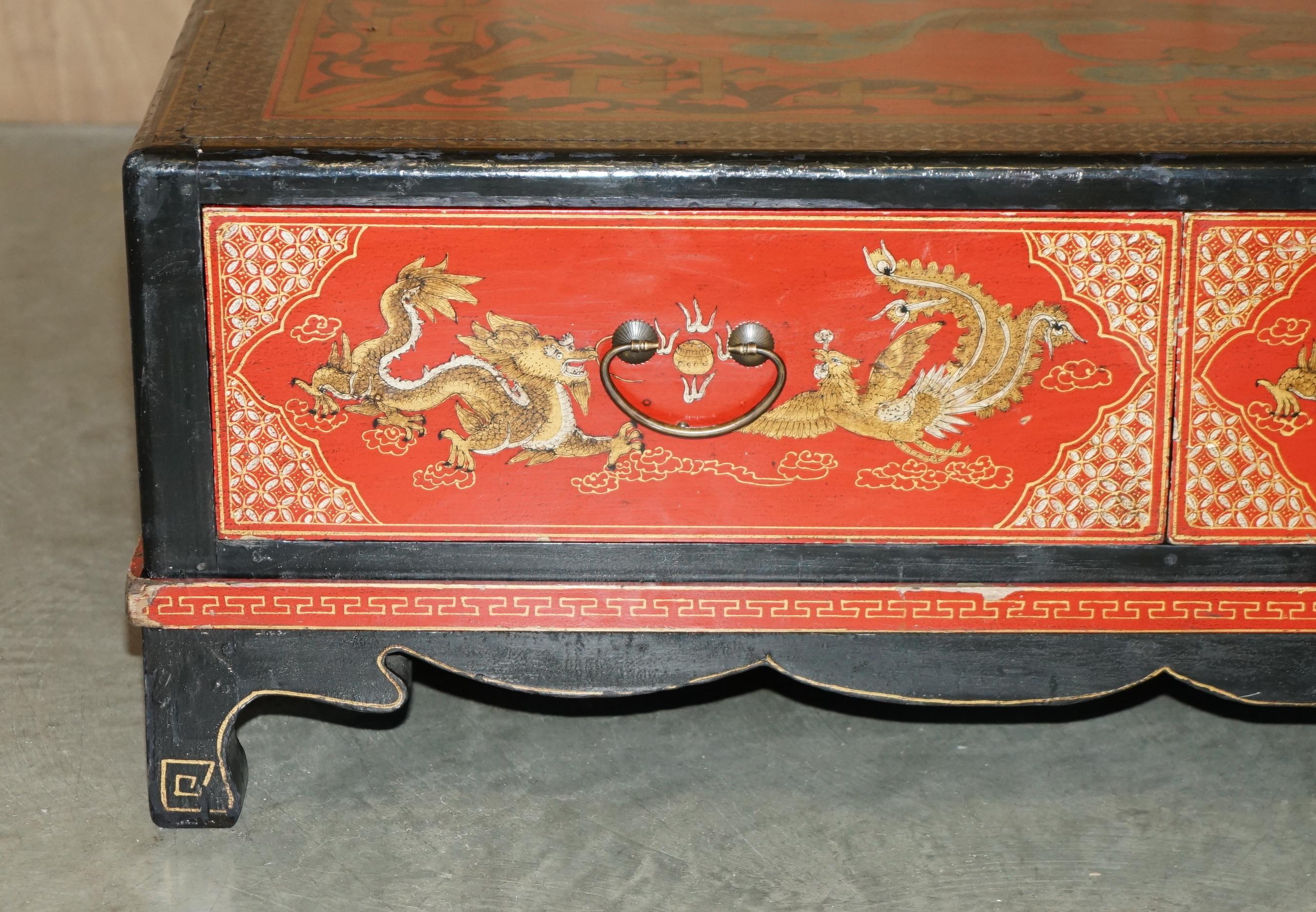 Chinese Export LARGE ANTIQUE CIRCA 1920 CHiNESE DRAGON CHINOISERIE EXPORT COFFEE TABLE DRAWERS For Sale