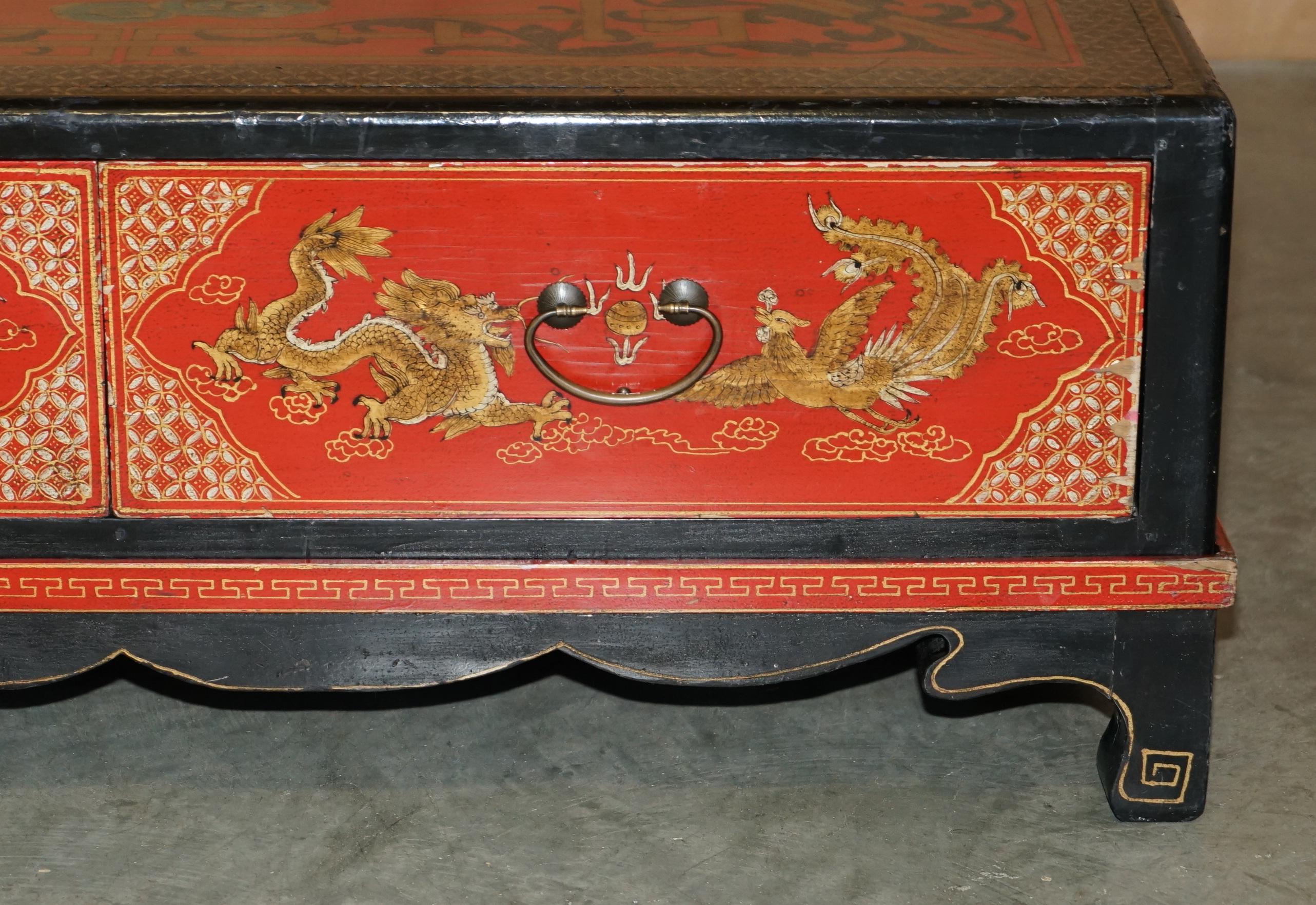 Chinese LARGE ANTIQUE CIRCA 1920 CHiNESE DRAGON CHINOISERIE EXPORT COFFEE TABLE DRAWERS For Sale