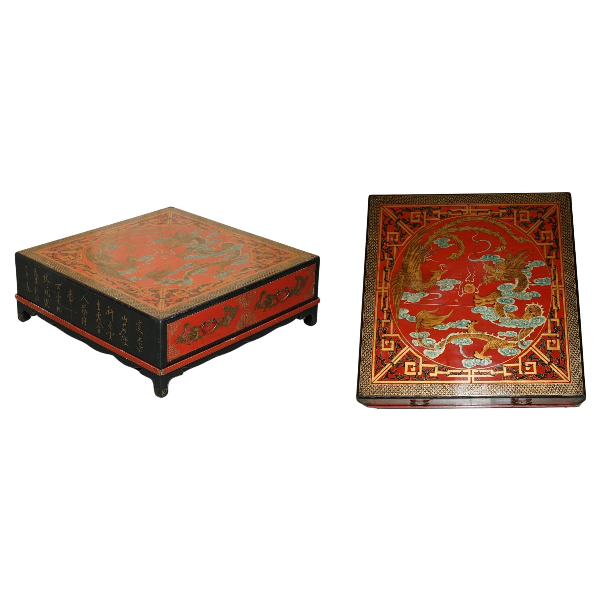 GROSSE ANTIQUE CIRCA 1920 CHINESISCHE DRACHE CHINOISERIE EXPORT COFFEE TABLE DRAWERS im Angebot