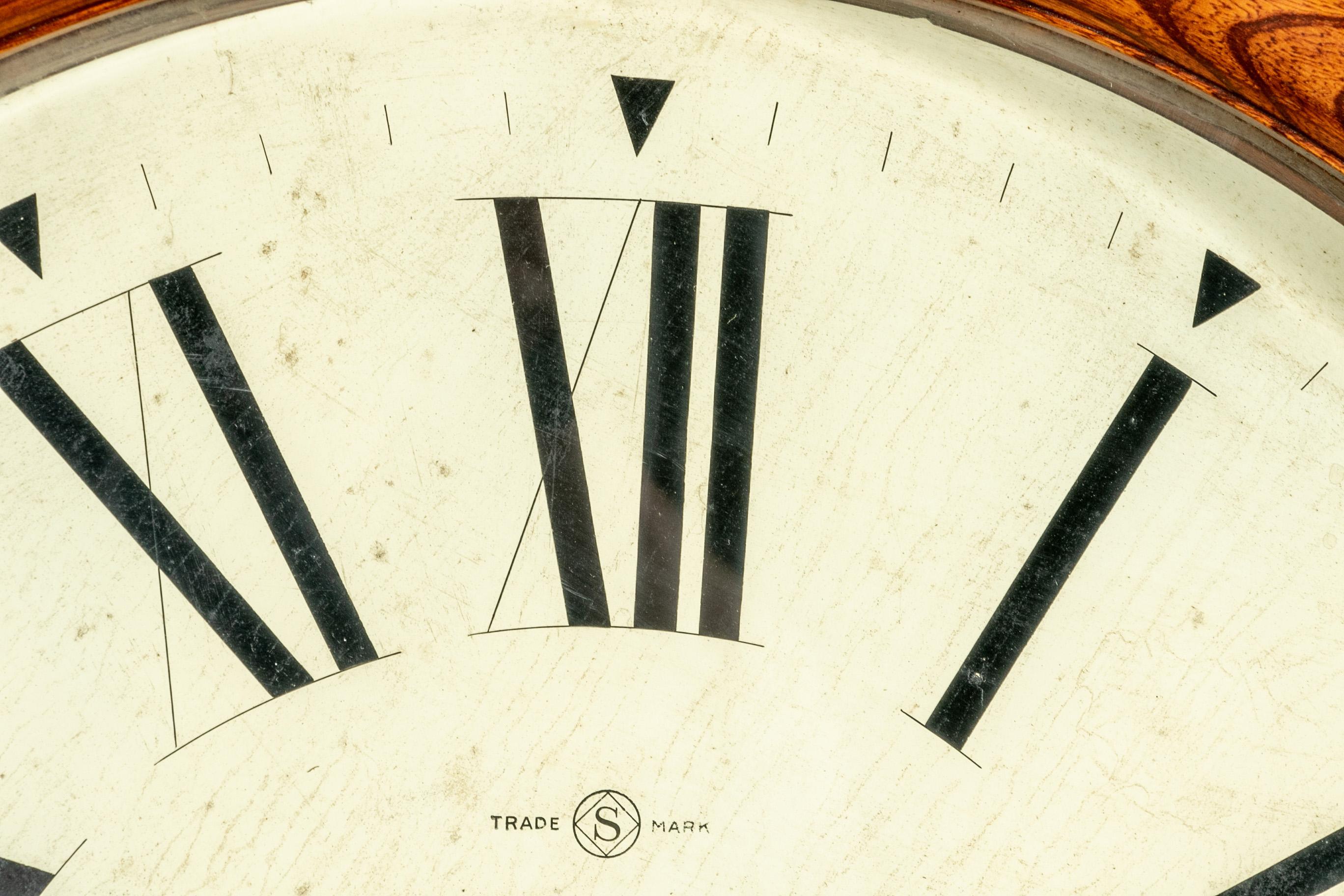 XIXe siècle Grande horloge murale circulaire ancienne marque de fabrique S en vente
