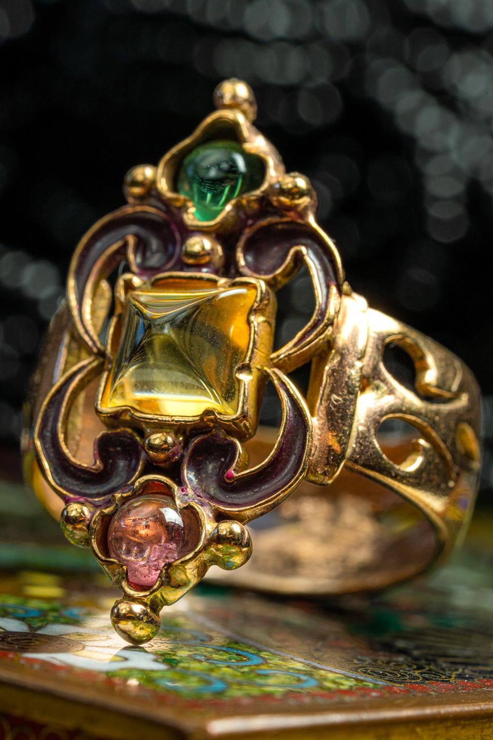 Mysterious, calling and full of old glory, this statement antique citrine ring is here to charm you away. Fantasy and shimmer in an oriental dream.
The ring is crafted in solid 8 ct rose gold and has a wide cut-out shank decorated with scalloped