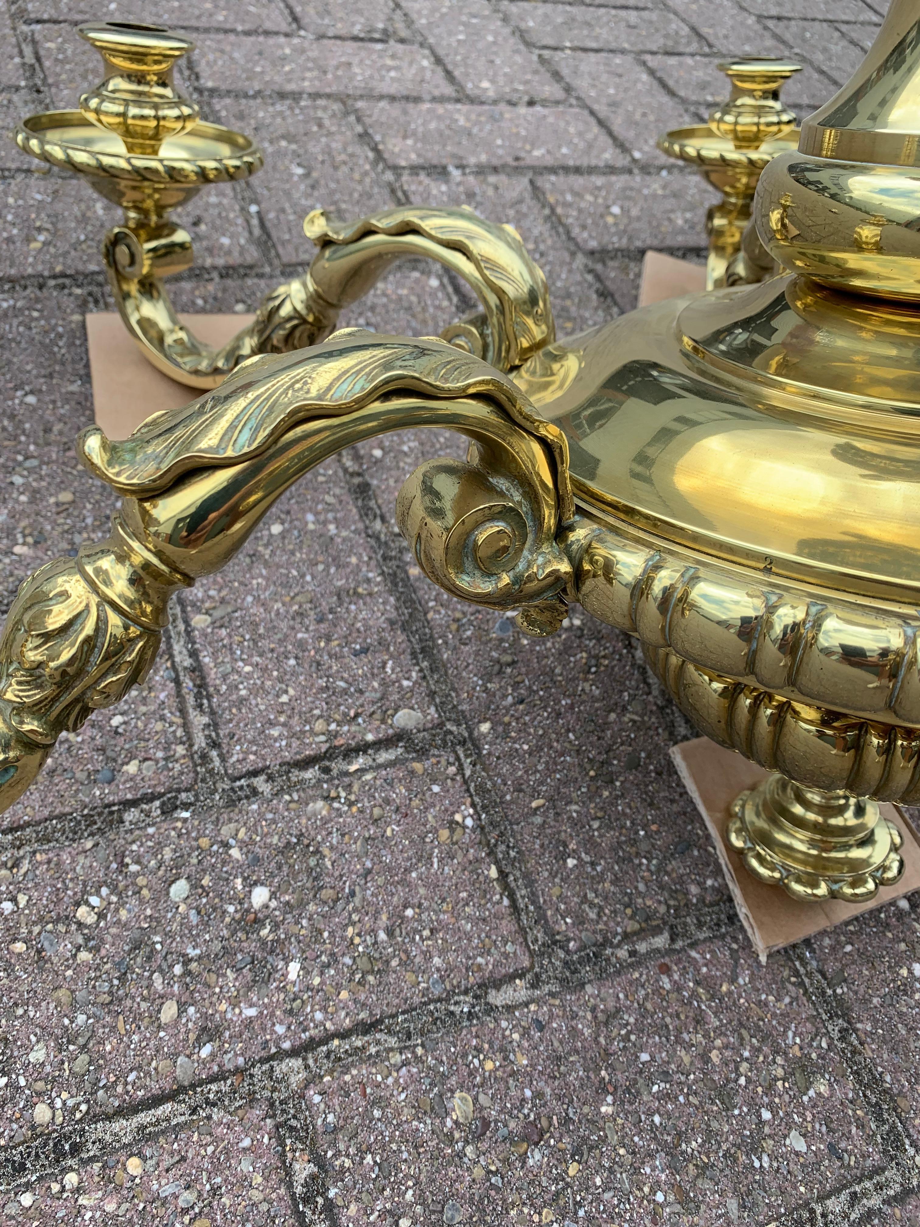 Grand lustre néoclassique ancien à 6 bras en bronze de couleur or avec bougie ou lustre électrique en vente 10