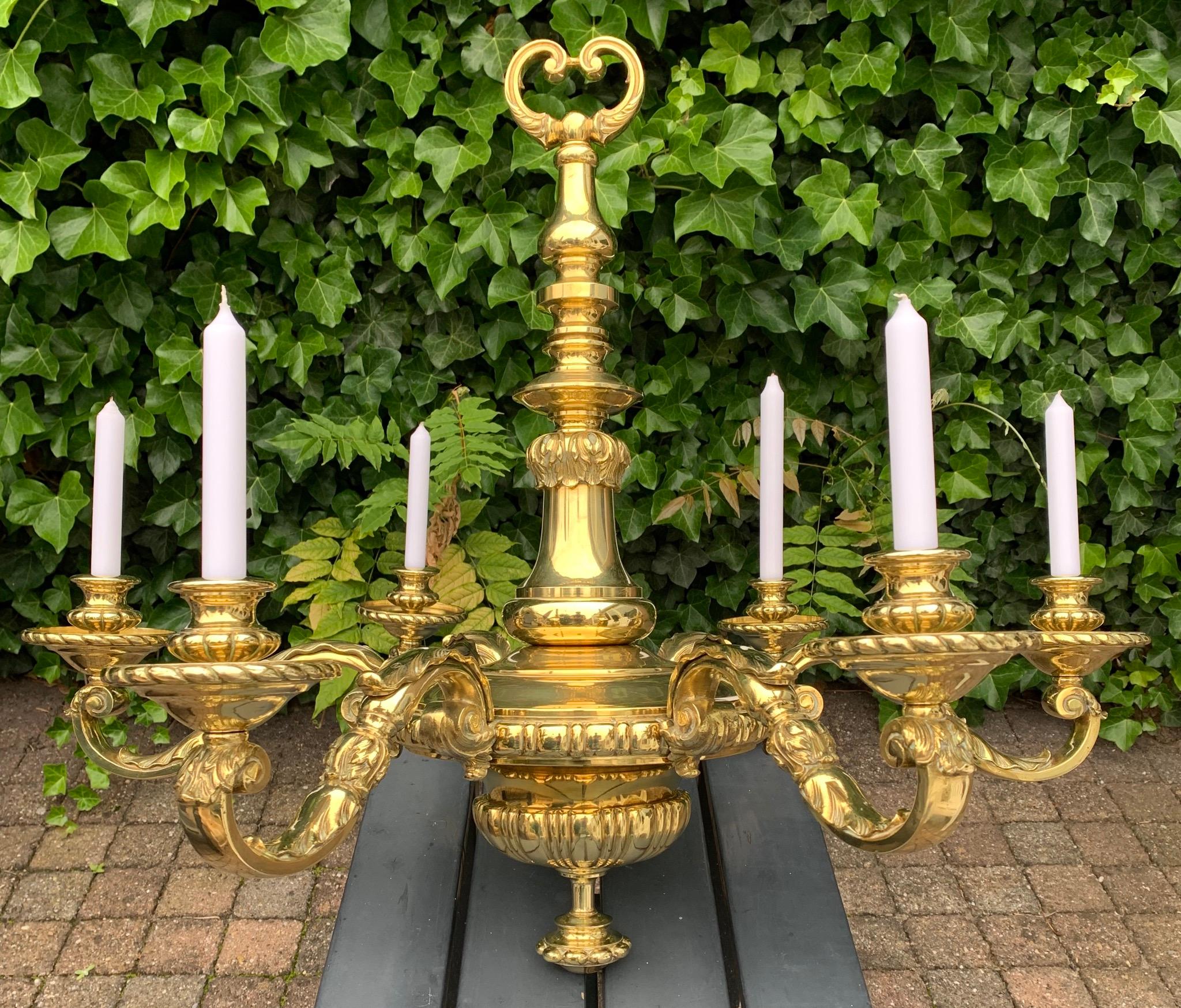 Romain classique Grand lustre néoclassique ancien à 6 bras en bronze de couleur or avec bougie ou lustre électrique en vente