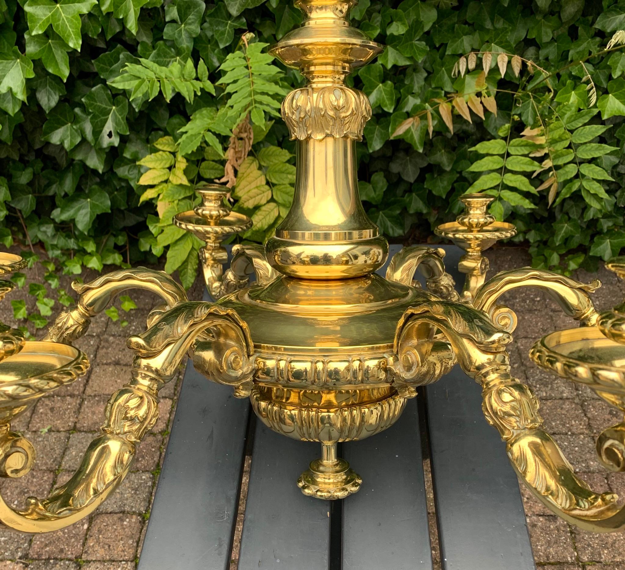 Néerlandais Grand lustre néoclassique ancien à 6 bras en bronze de couleur or avec bougie ou lustre électrique en vente