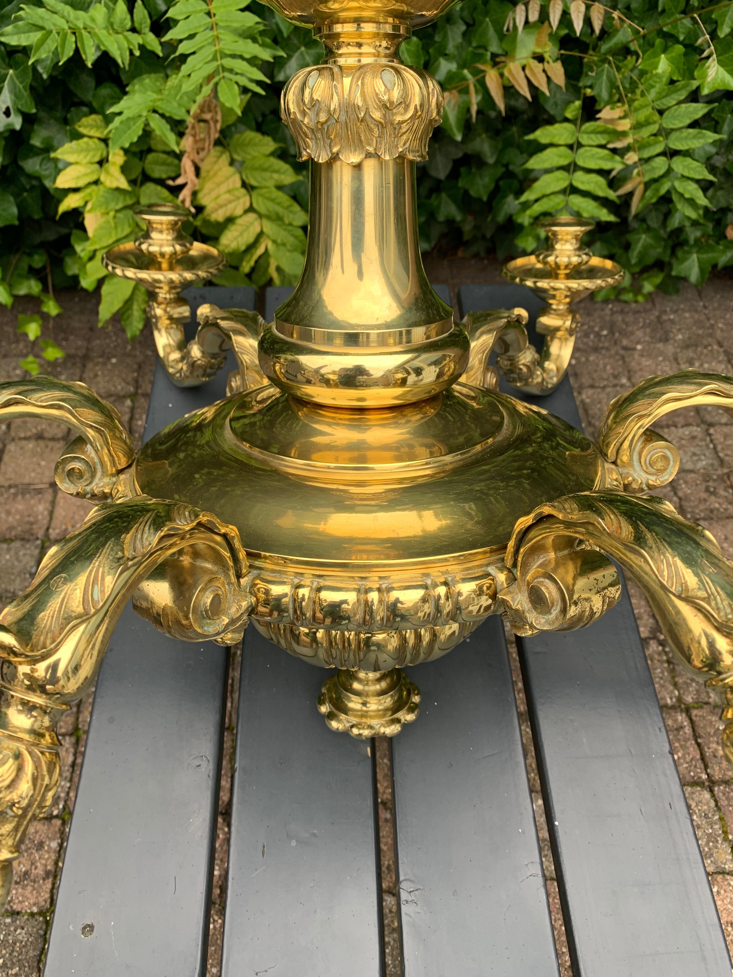 Grand lustre néoclassique ancien à 6 bras en bronze de couleur or avec bougie ou lustre électrique Excellent état - En vente à Lisse, NL
