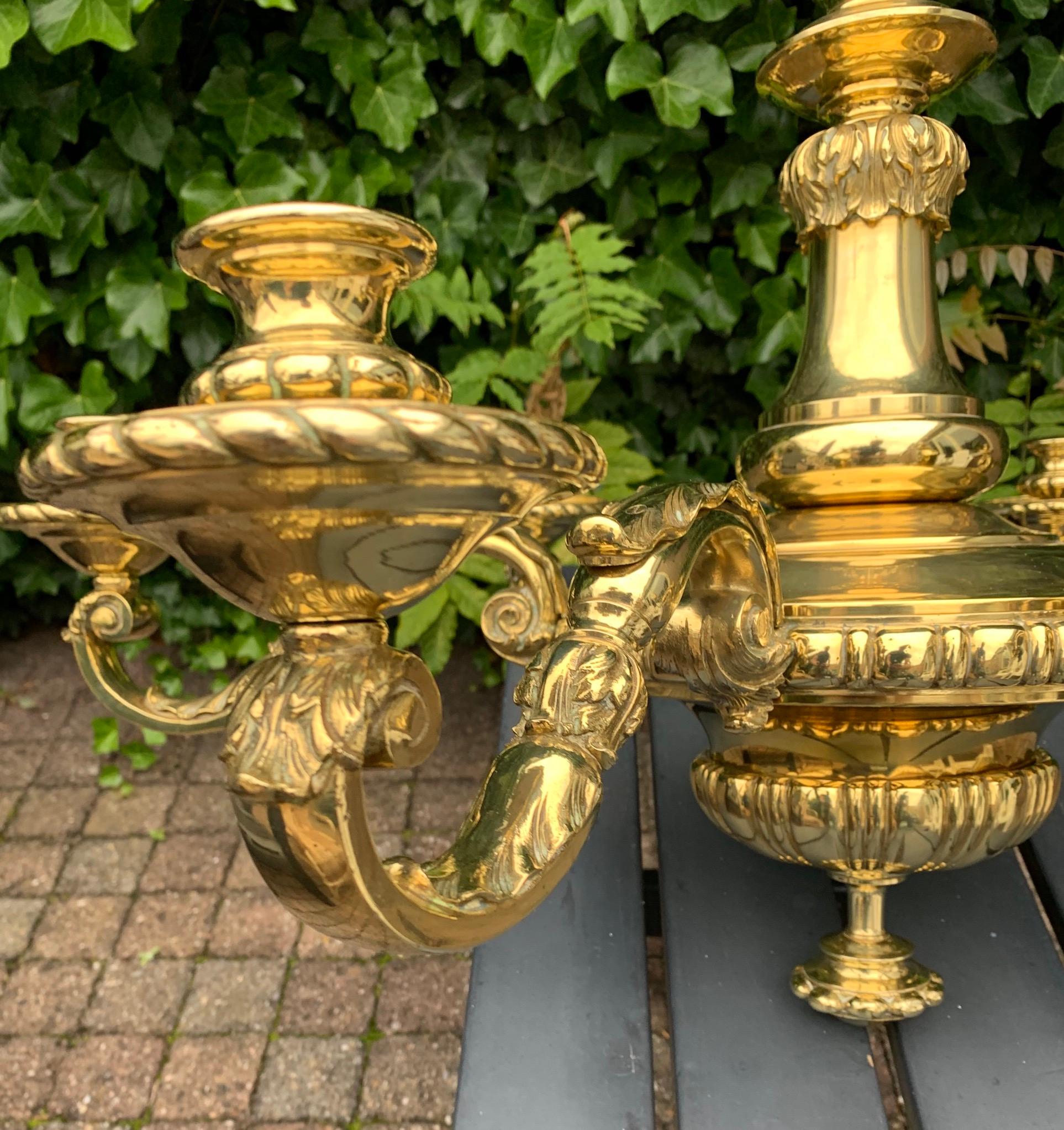 20ième siècle Grand lustre néoclassique ancien à 6 bras en bronze de couleur or avec bougie ou lustre électrique en vente