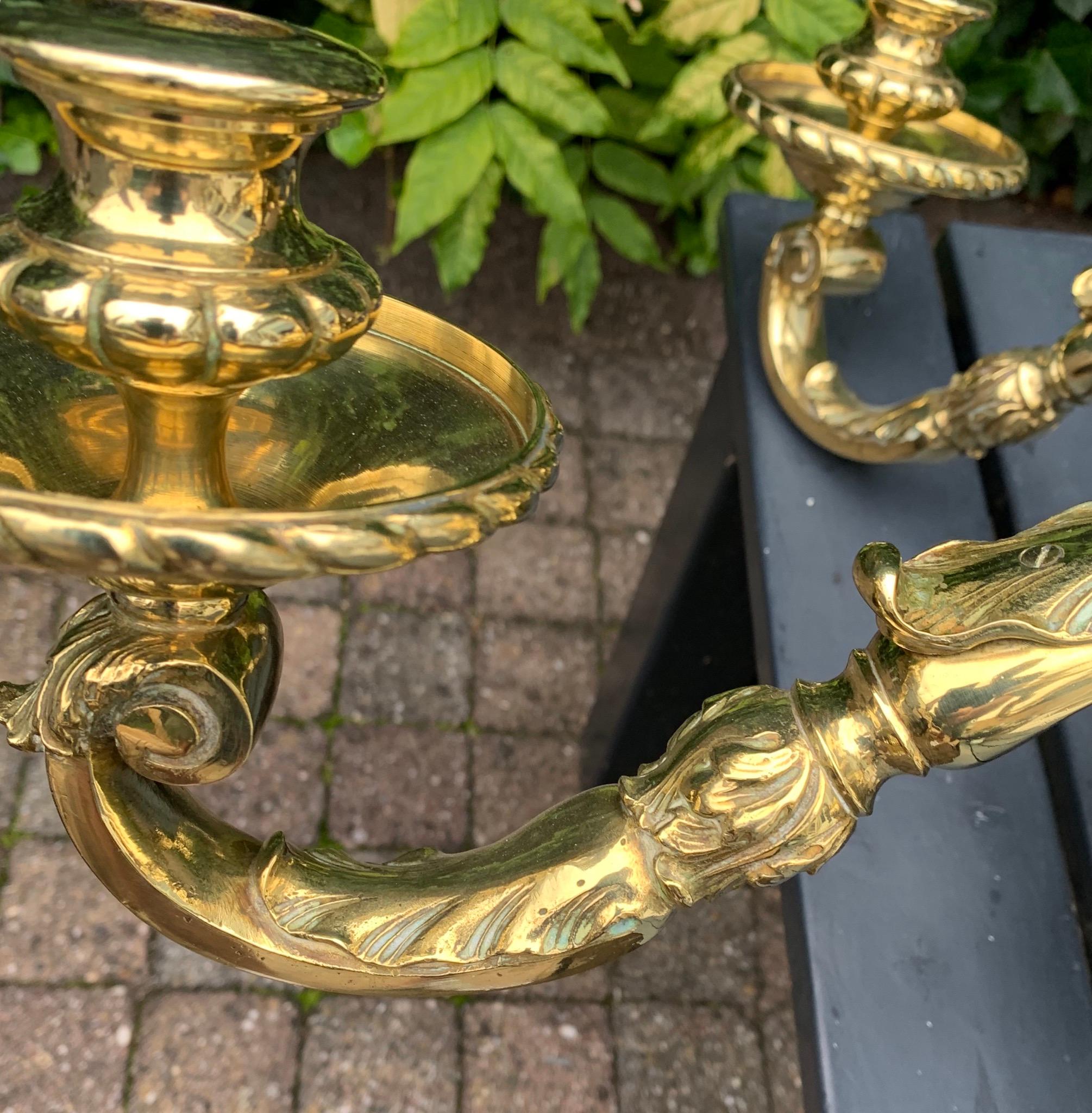 Bronze Grand lustre néoclassique ancien à 6 bras en bronze de couleur or avec bougie ou lustre électrique en vente
