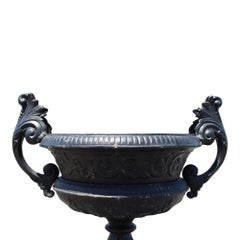 Grande urne de jardin antique en fonte de style classique, avec poignées sur la base, vers 1900