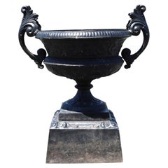Grande urne de jardin antique en fonte de style classique, avec poignées sur la base, vers 1900
