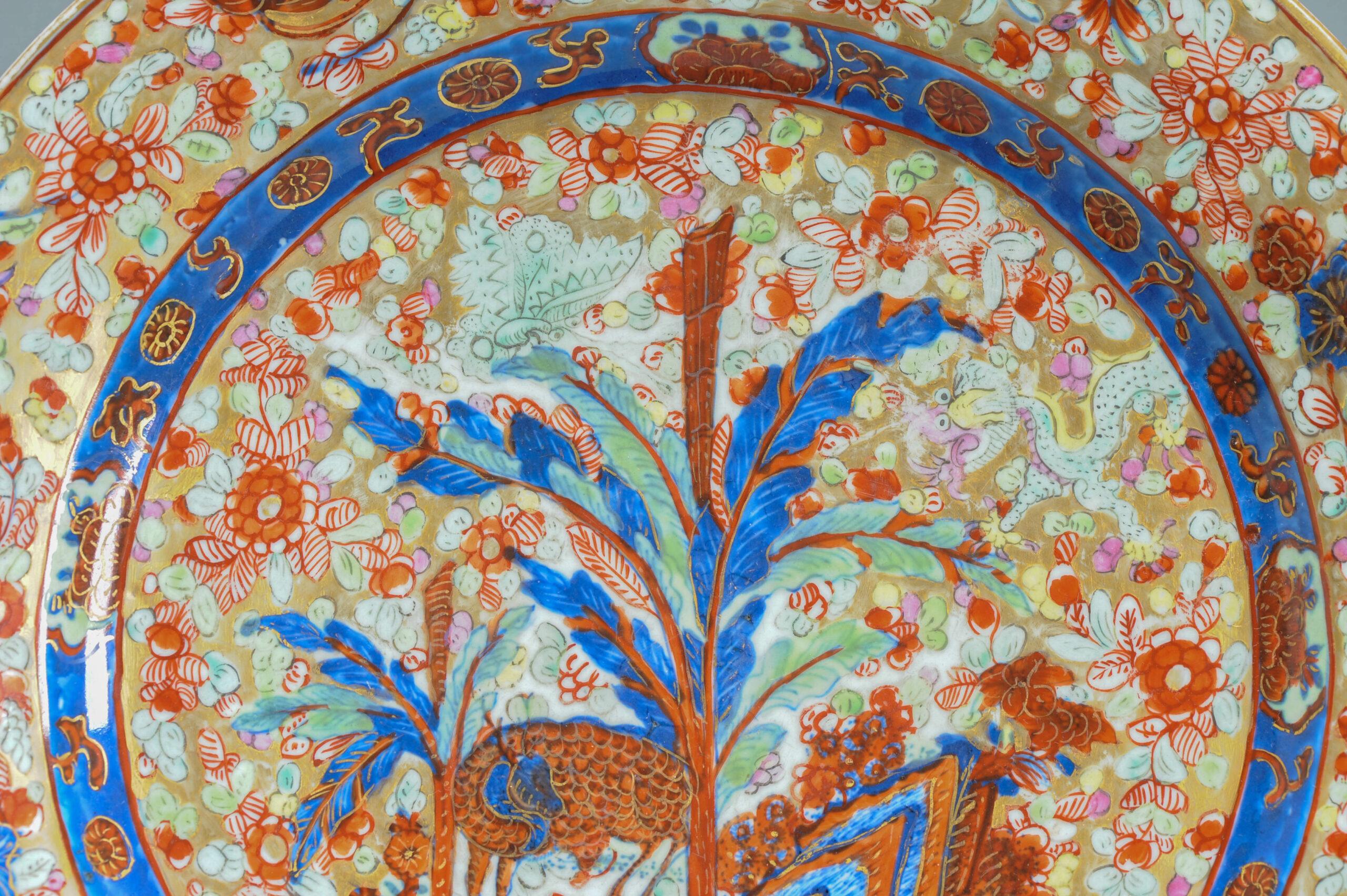 Großer antiker Teller aus gewickeltem Porzellan mit Blumen und Hirschdrachen, 18. Jahrhundert (Qing-Dynastie) im Angebot