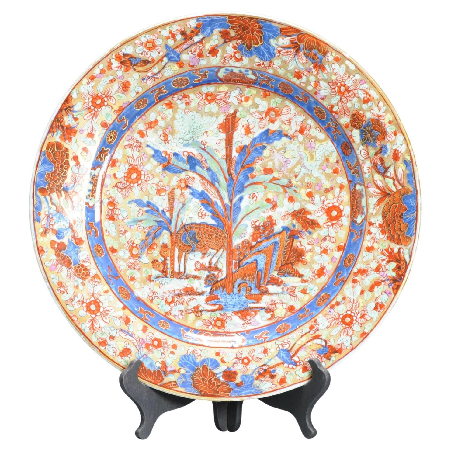 Grand chargeur ancien en porcelaine bombée, fleurs, rocher, cerf et dragon, 18e siècle