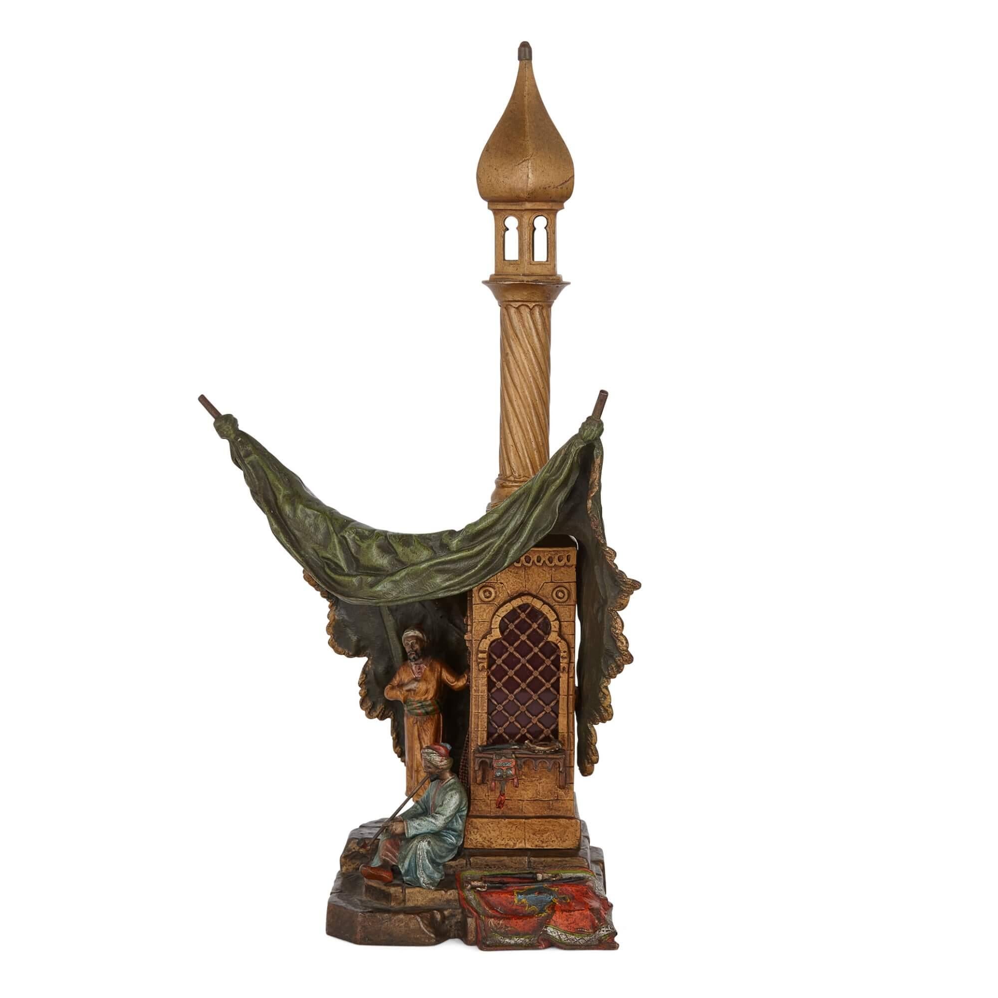 Grande lampada antica in bronzo dipinta a freddo con scena di minareto di Bergman
Austriaco, 1910 circa
Altezza 37cm, larghezza 20cm, profondità 12cm

Questa affascinante lampada in bronzo è stata realizzata dall'artista viennese Franz Xaver Bergman
