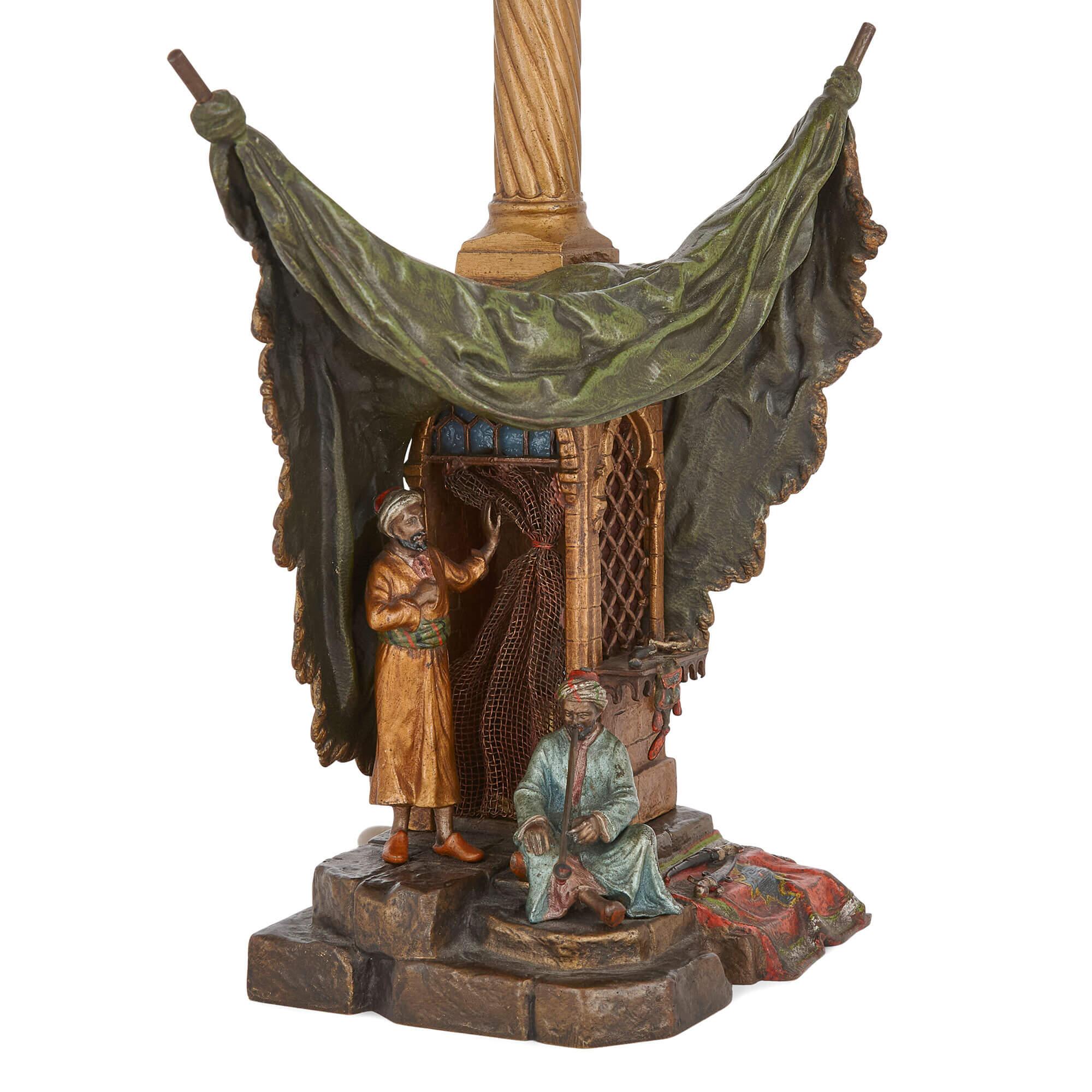 Austriaco Grande lampada antica in bronzo dipinto a freddo con scena di minareto di Bergman in vendita