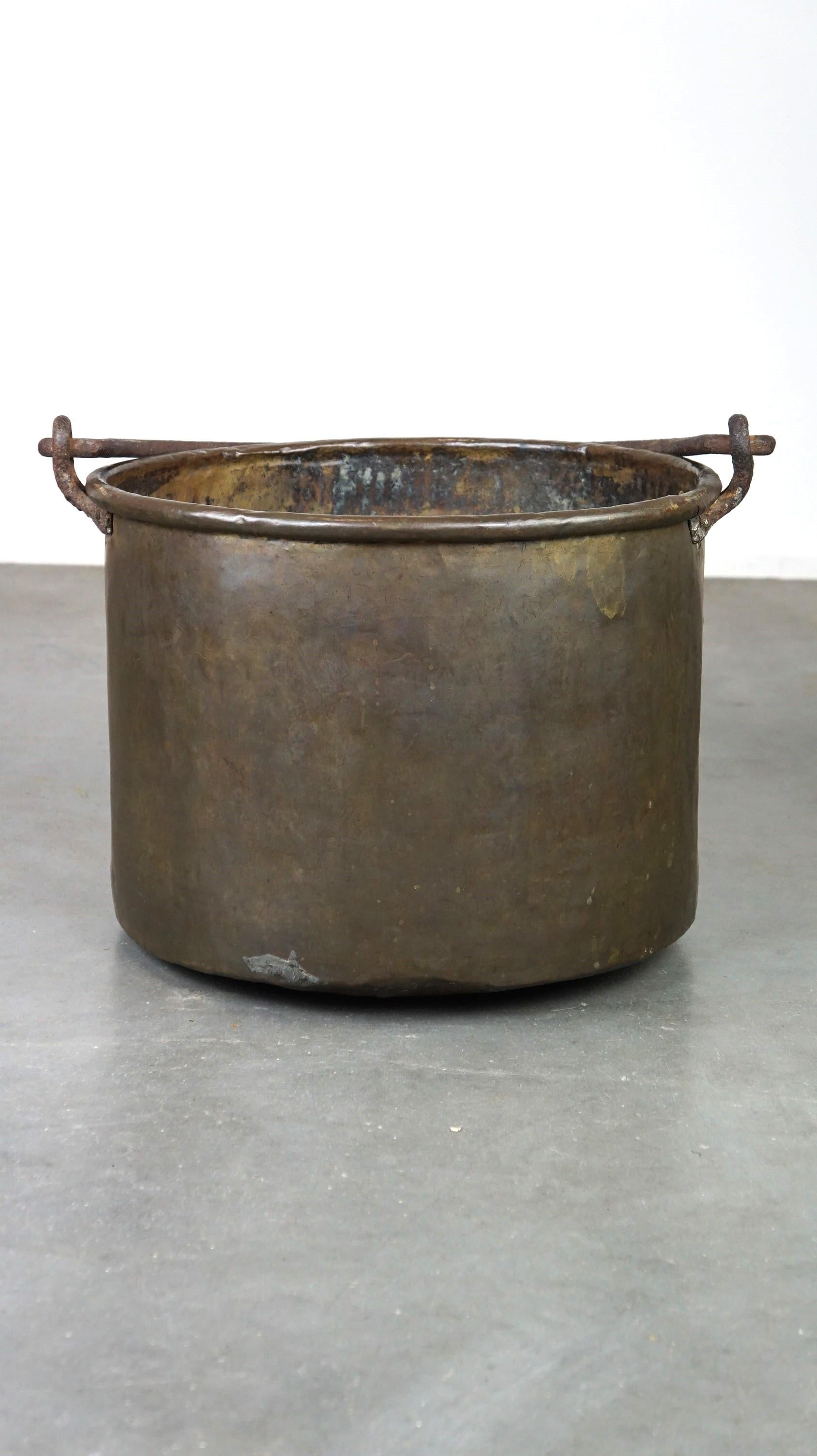 In offerta: questo grande bollitore/portalegna in rame antico con manico, ideale per la legna da ardere.

Questo bellissimo e grande bollitore antico in rame con manico ha acquisito un aspetto meraviglioso grazie agli anni di utilizzo. Puoi