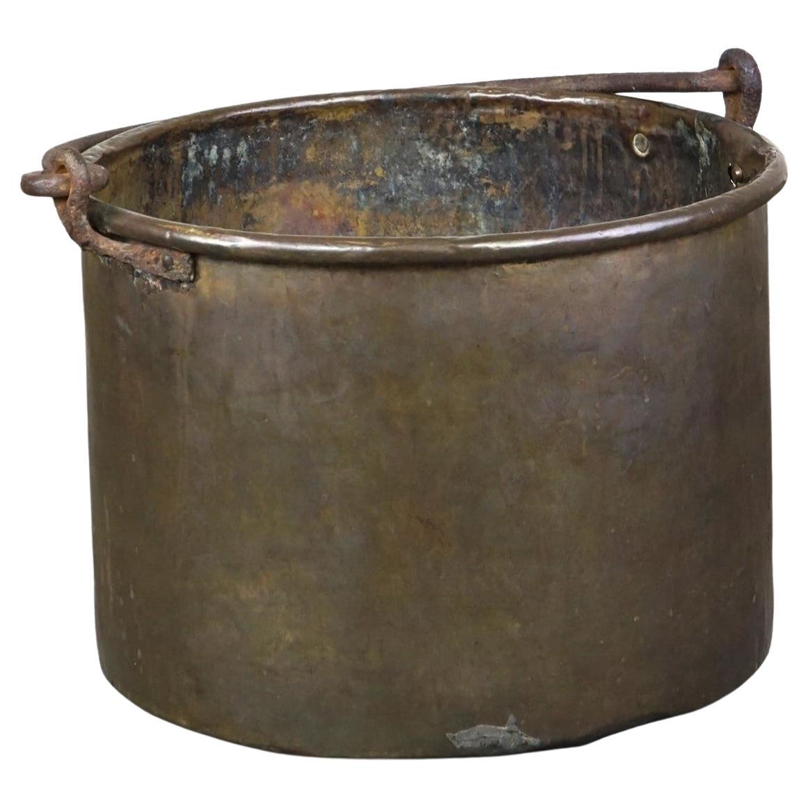 Grande chaudière/foyer antique en cuivre avec poignée